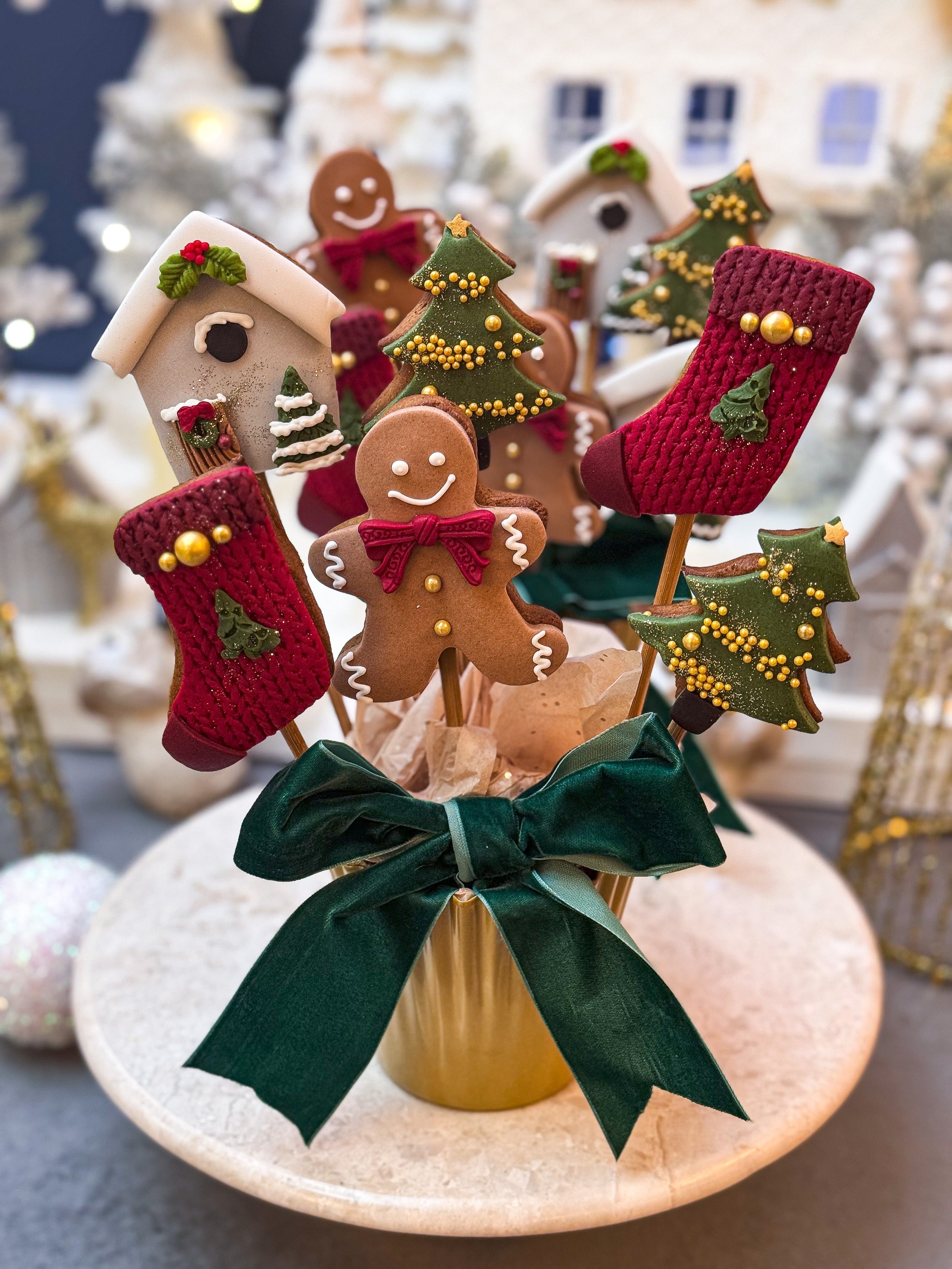 Yılbaşı Kurabiye Buketi – Gingerbread, Çorap ve Çam Ağacı Temalı Özel Tasarım