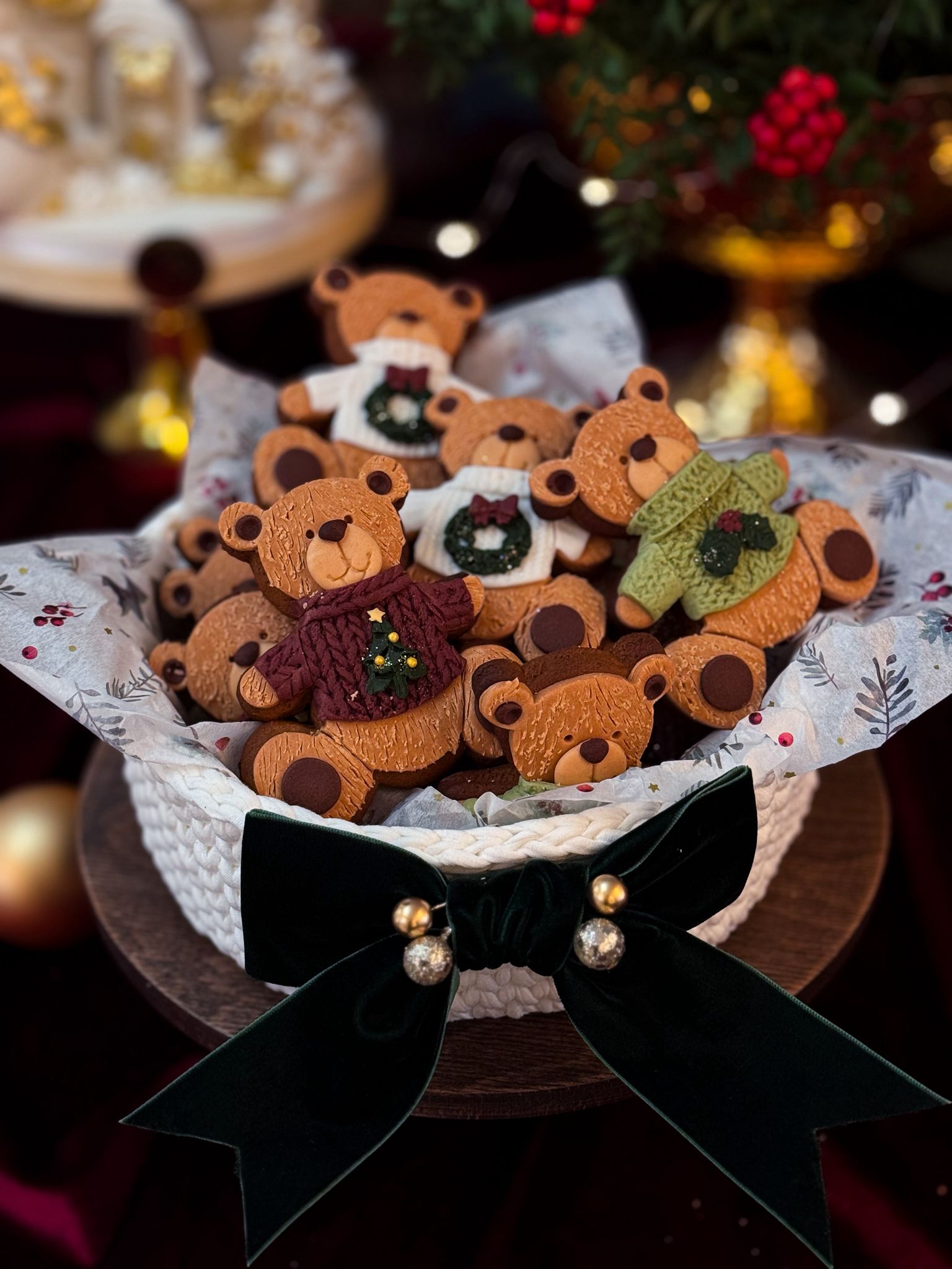 Ayıcık Kurabiyeler Yeni Yıl Temalı Beyaz Örgü Sepetinde (12 Adet)