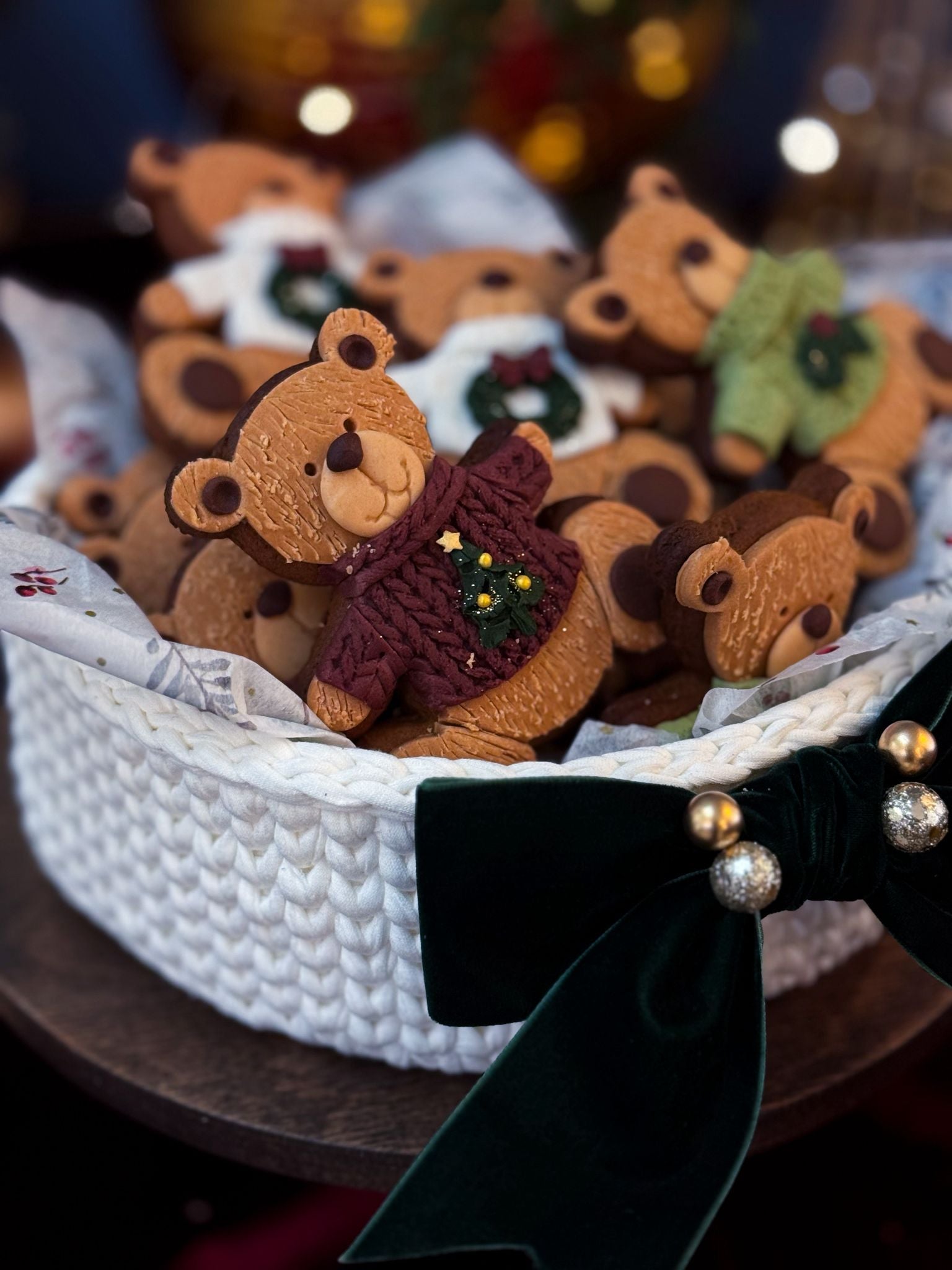 Ayıcık Kurabiyeler Yeni Yıl Temalı Beyaz Örgü Sepetinde (12 Adet)