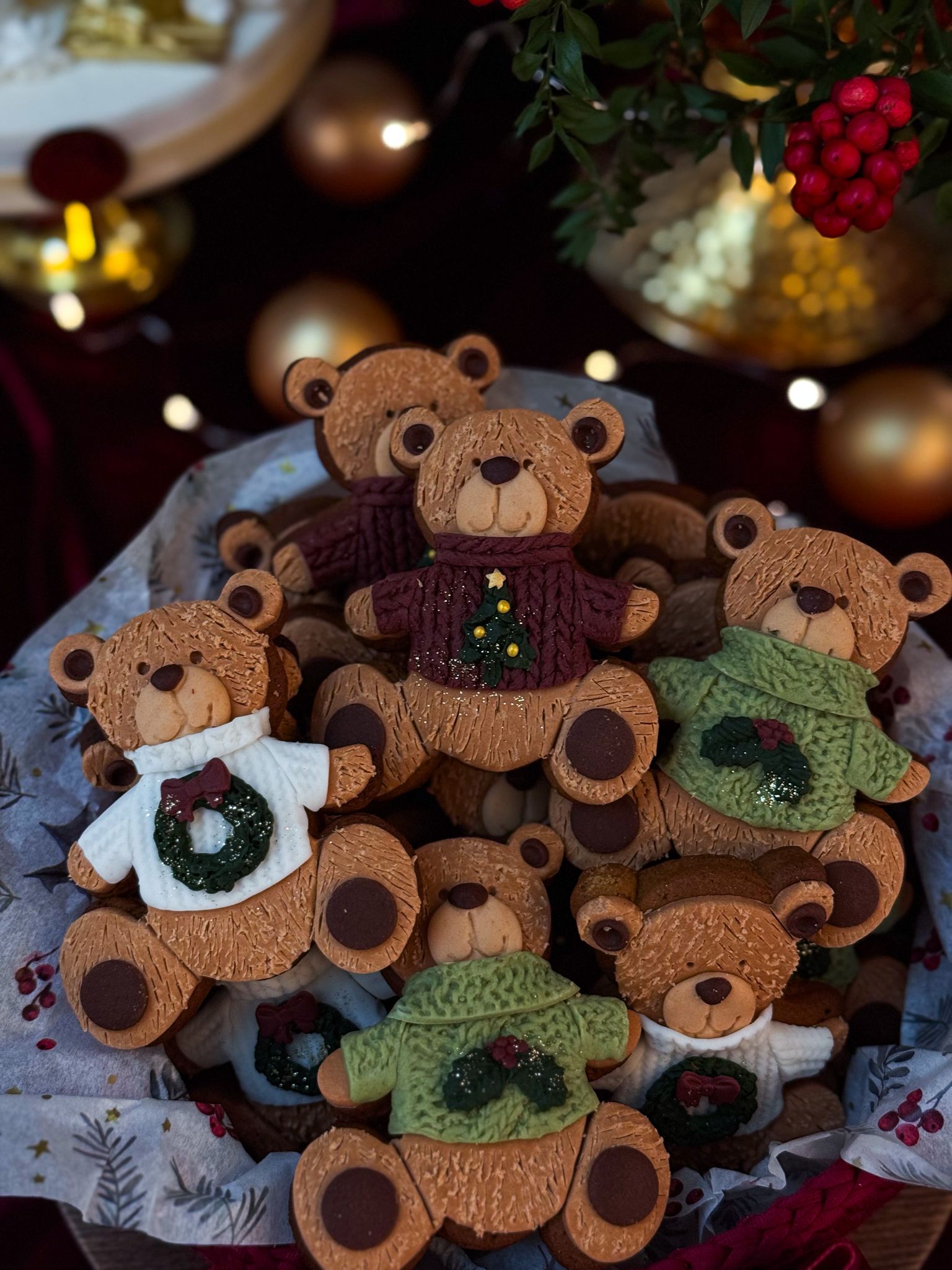 Ayıcık Kurabiyeler Yeni Yıl Temalı Bordo Örgü Sepetinde (12 Adet)