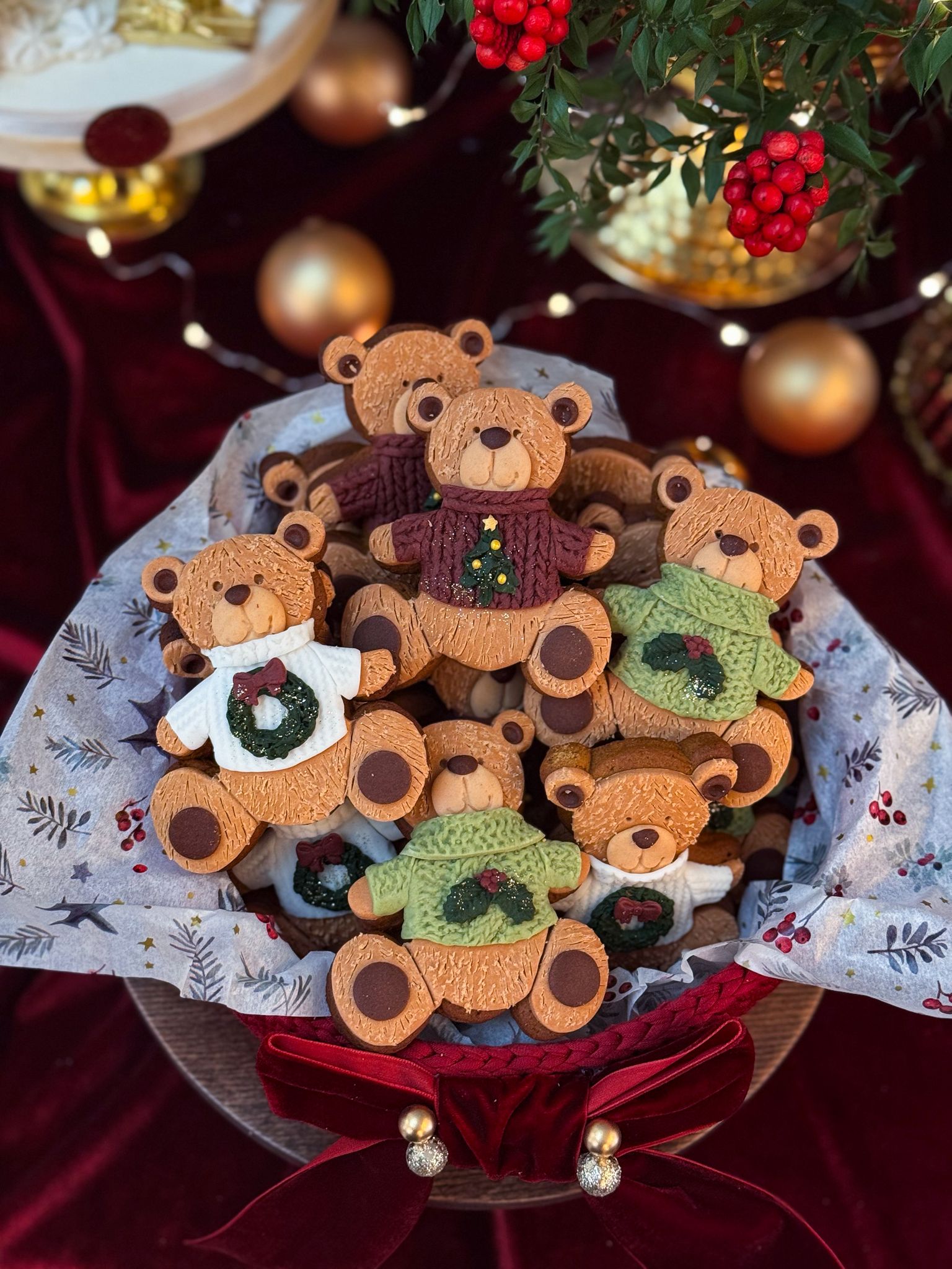 Ayıcık Kurabiyeler Yeni Yıl Temalı Bordo Örgü Sepetinde (12 Adet)