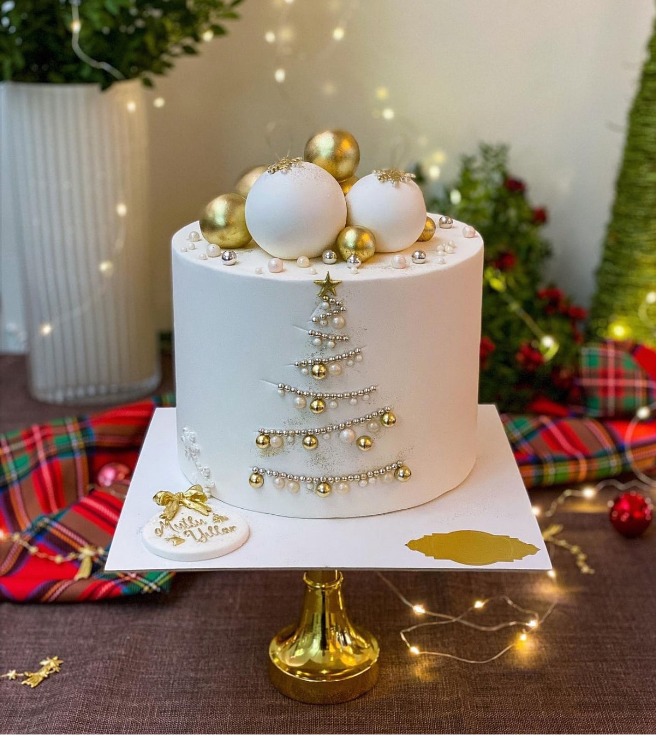 Altın Detaylı Yeni Yıl Özel Tasarım Pasta – Noel Süslemeli Yılbaşı Pastası
