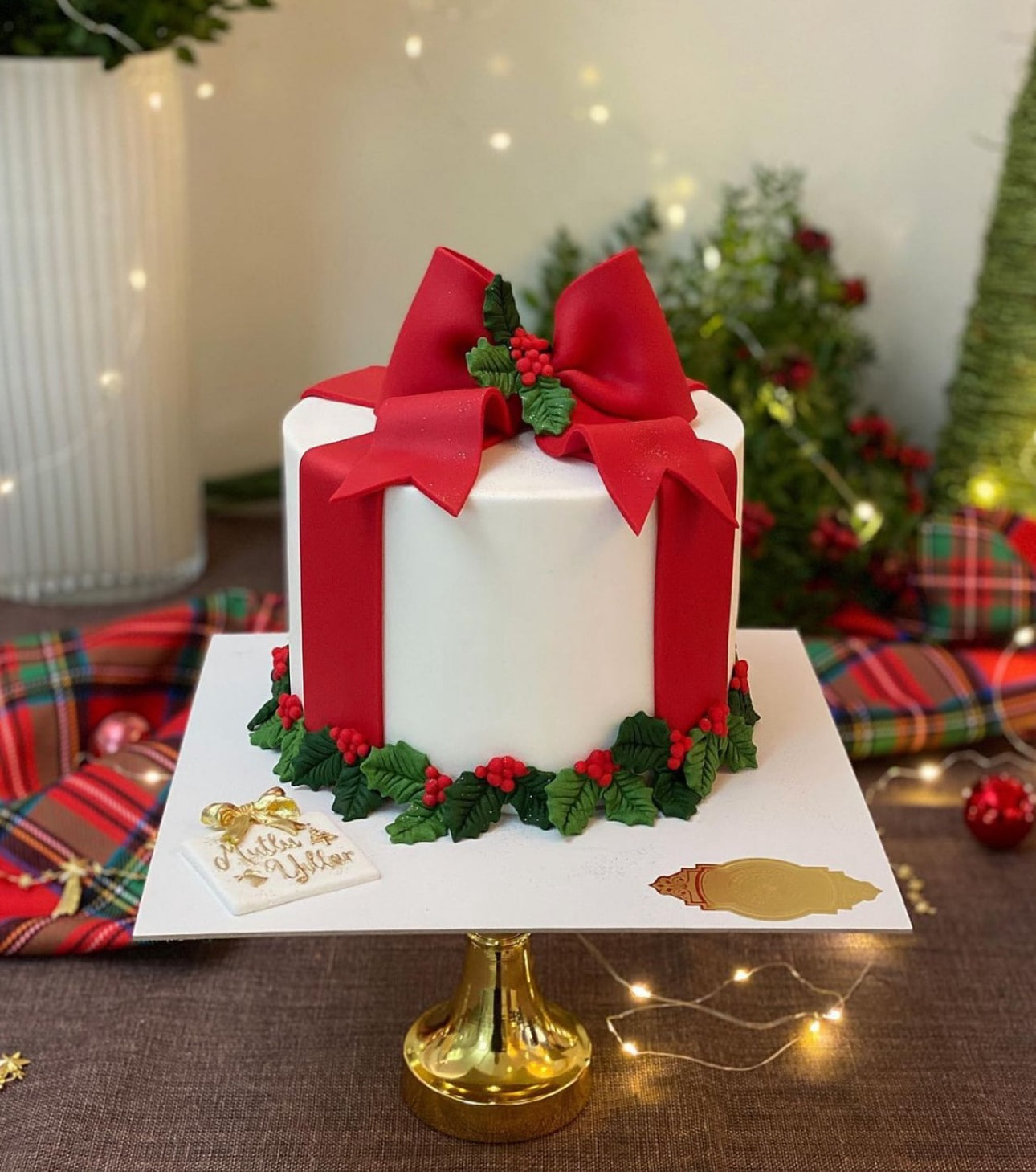 Kırmızı Kurdeleli Yeni Yıl Hediye Kutusu Tasarım Pasta – Noel Konseptli Butik Pasta