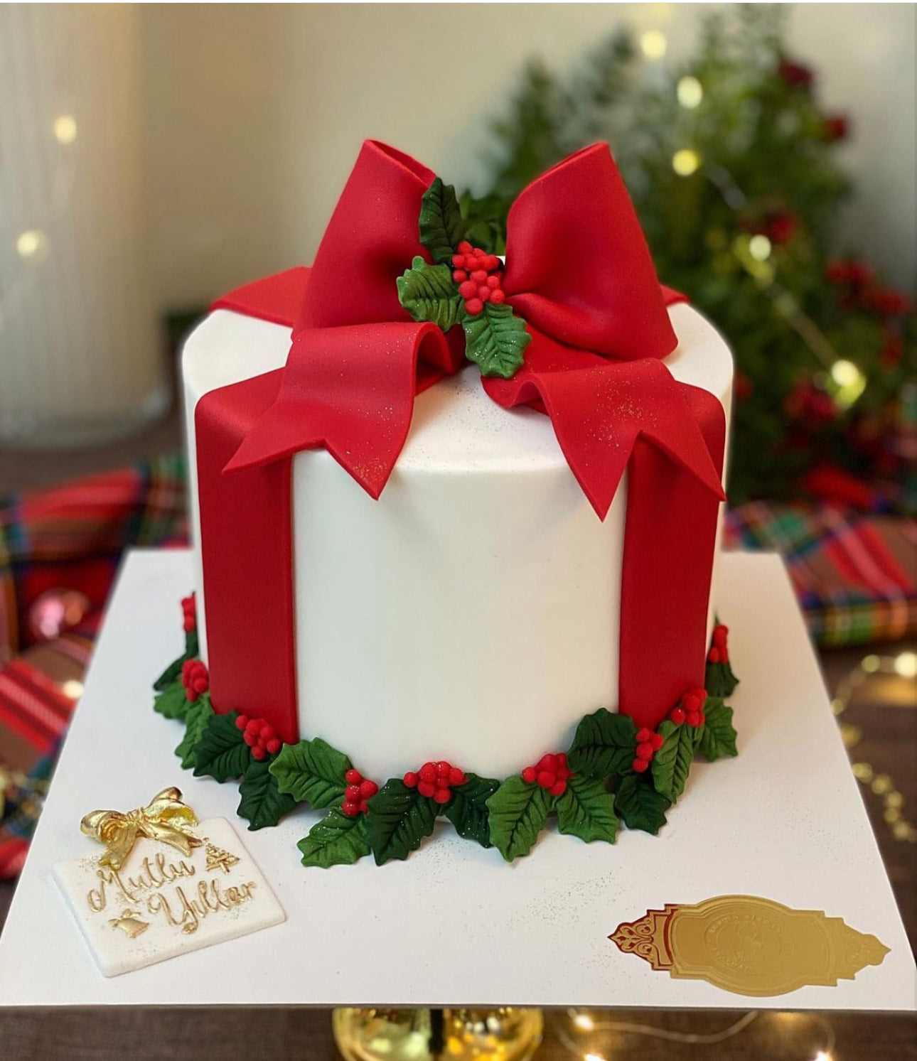 Kırmızı Kurdeleli Yeni Yıl Hediye Kutusu Tasarım Pasta – Noel Konseptli Butik Pasta