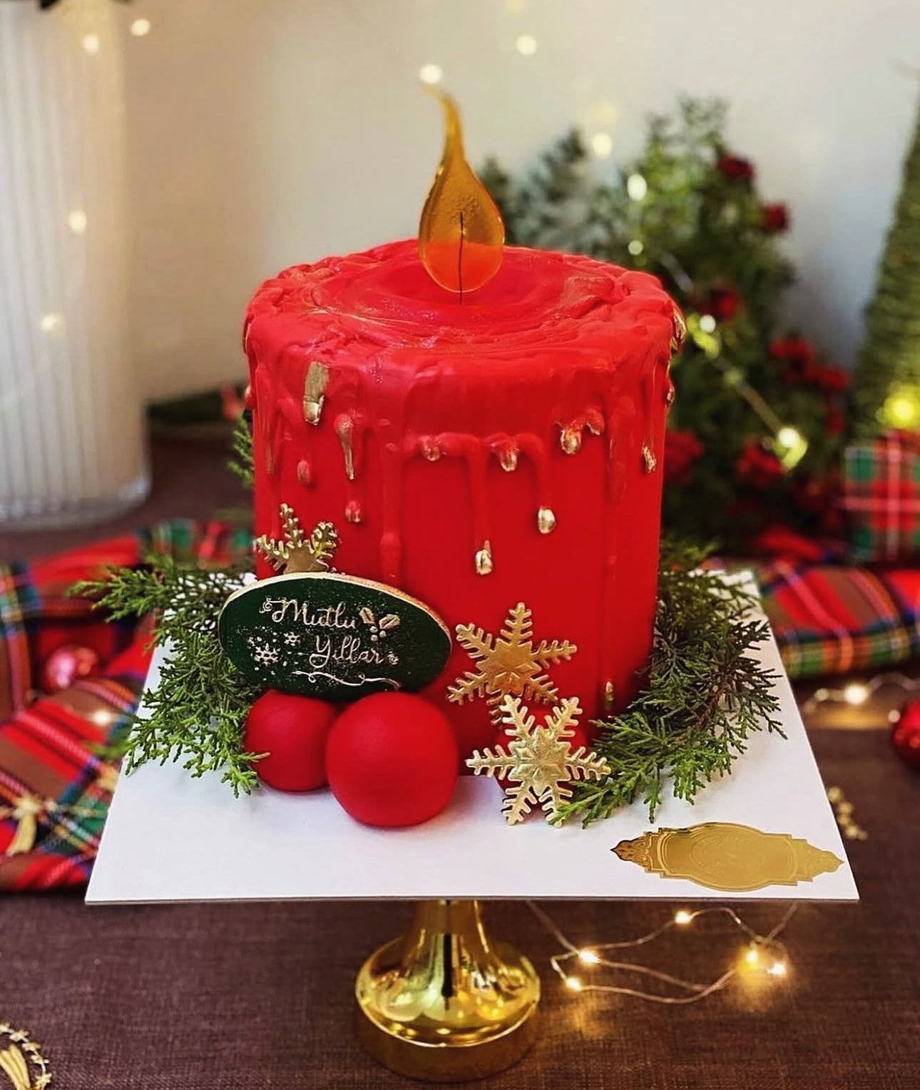 Kırmızı Mum Tasarım Yeni Yıl Pastası – Noel Konseptli Özel Tasarım Pasta