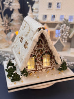 Karlı Çatı Tasarımlı Işıklı Gingerbread House – Zencefilli Kurabiye Ev Yılbaşı Konsepti