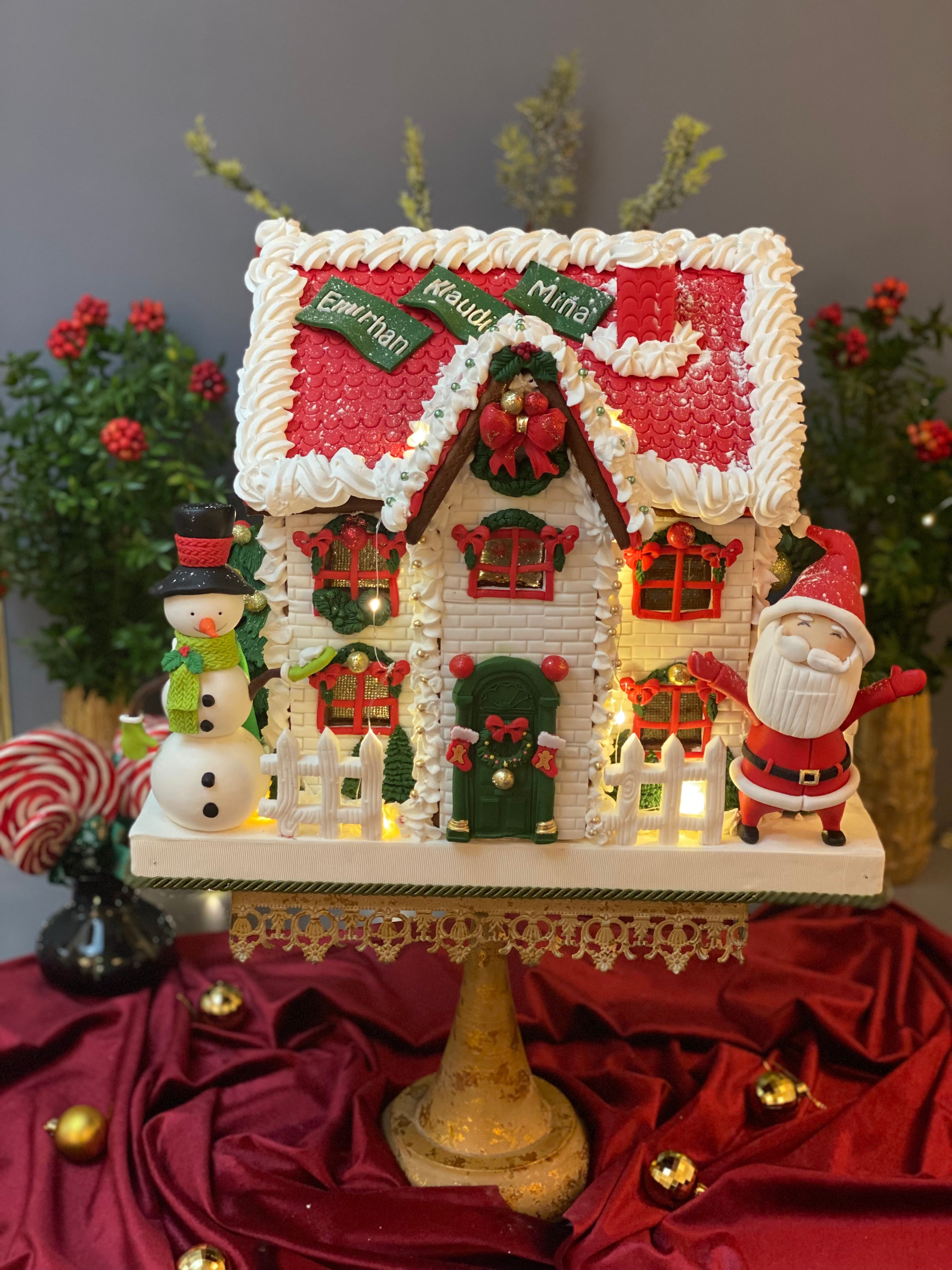 Kırmızı Çatılı Işıklı Gingerbread House – Yeni Yıl Konseptli Kurabiye Ev