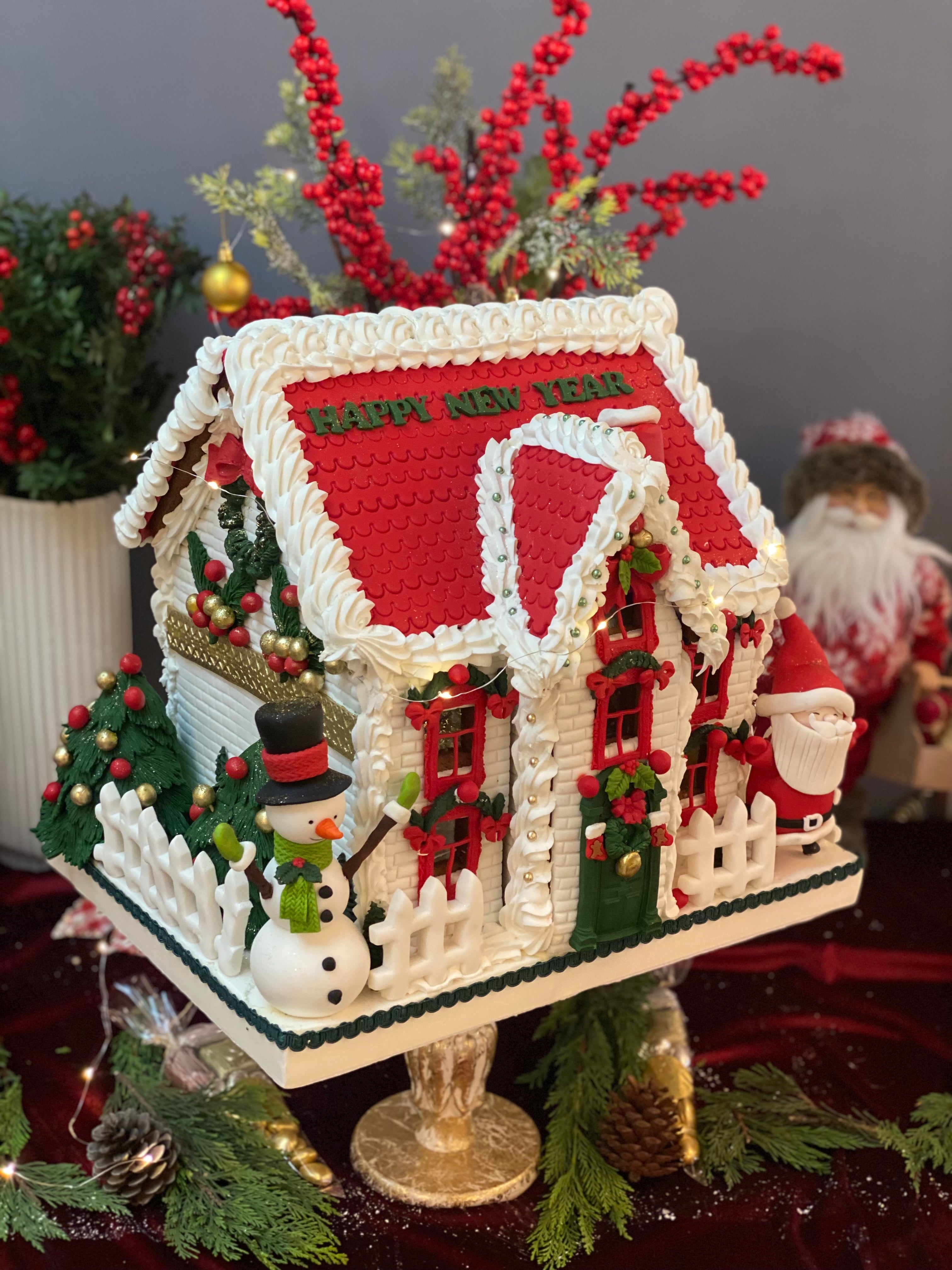 Kırmızı Çatılı Işıklı Gingerbread House – Yeni Yıl Konseptli Kurabiye Ev