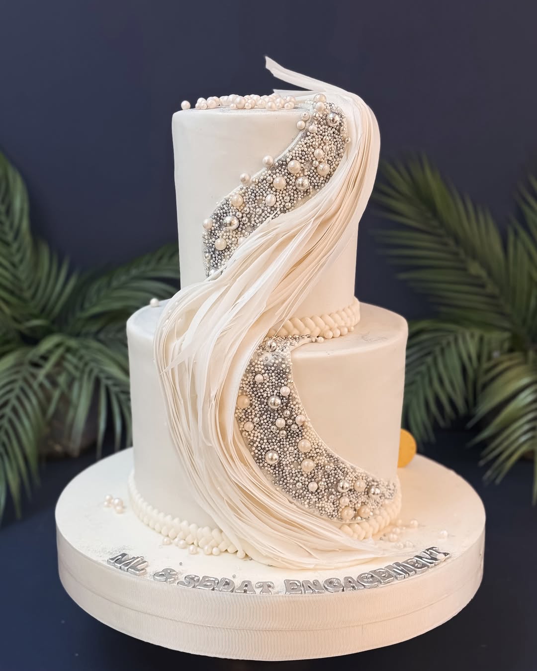 Beyaz Esinti Desenli Düğün & Nişan Pastası