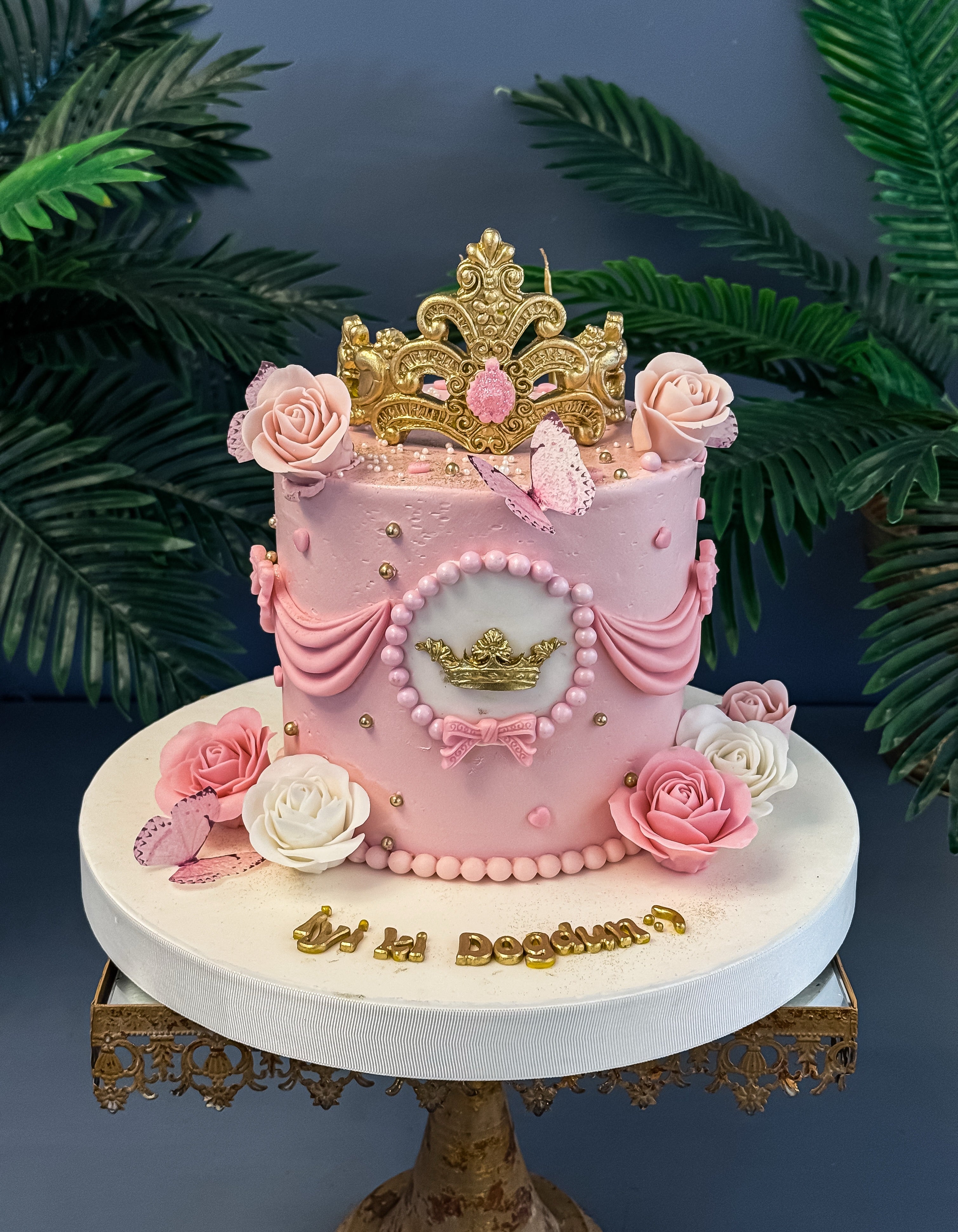 Altın Kraliçe Tacı ve Gül Detaylı Pembe Butik Pasta