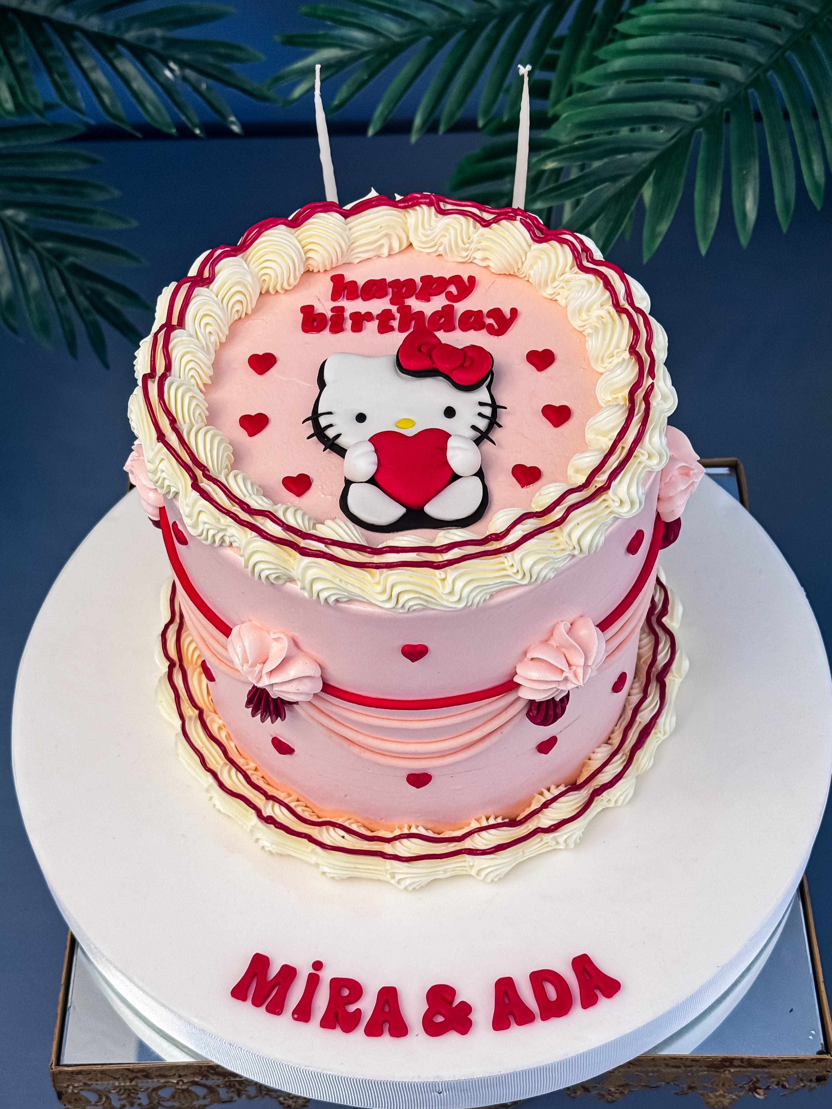 Hello Kitty Figürlü ve Kalp Detaylı Vintage Butik Pasta