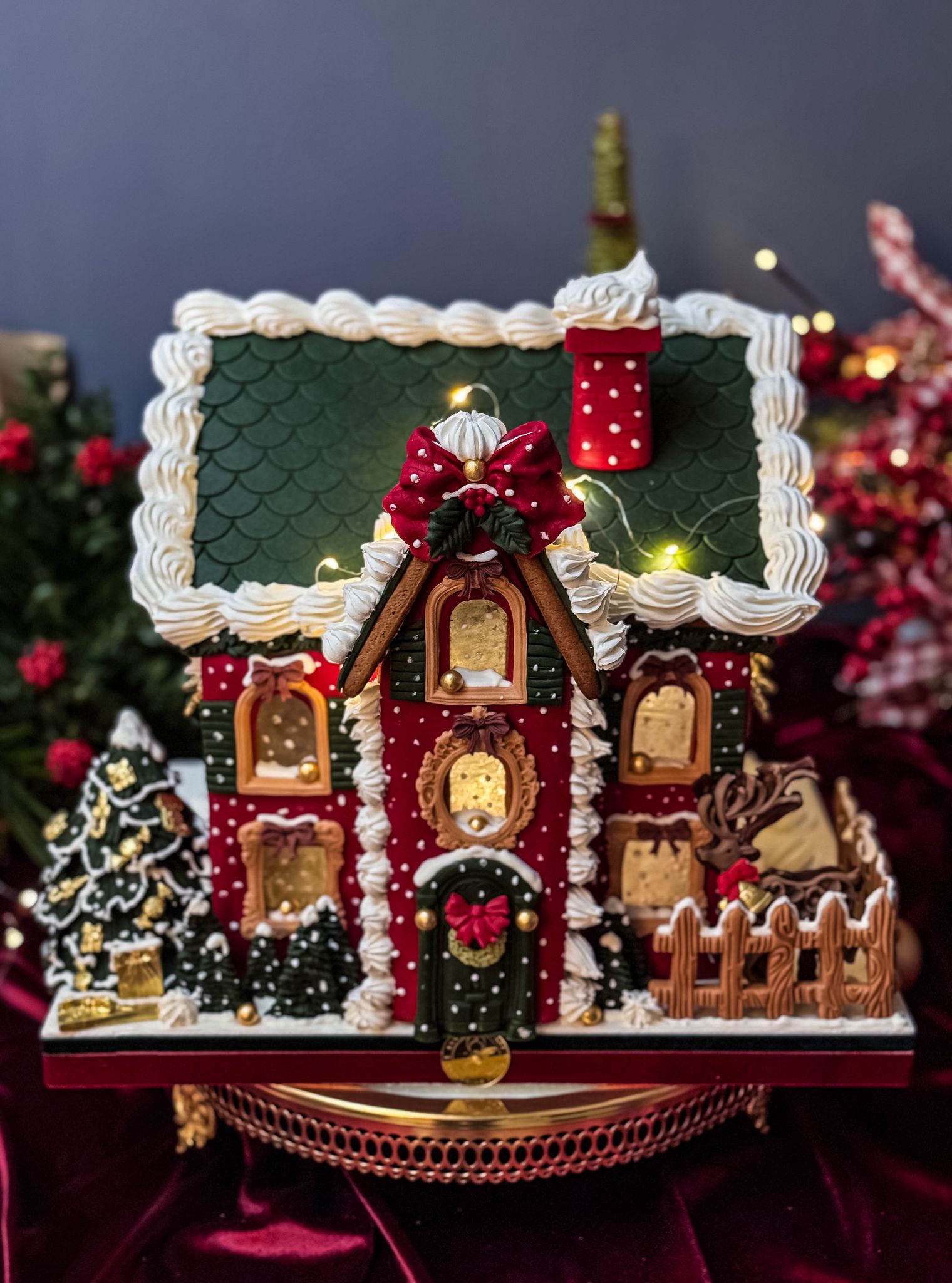 Kırmızı Kurabiye Ev Kar Efektli Büyük Boy Işıklı