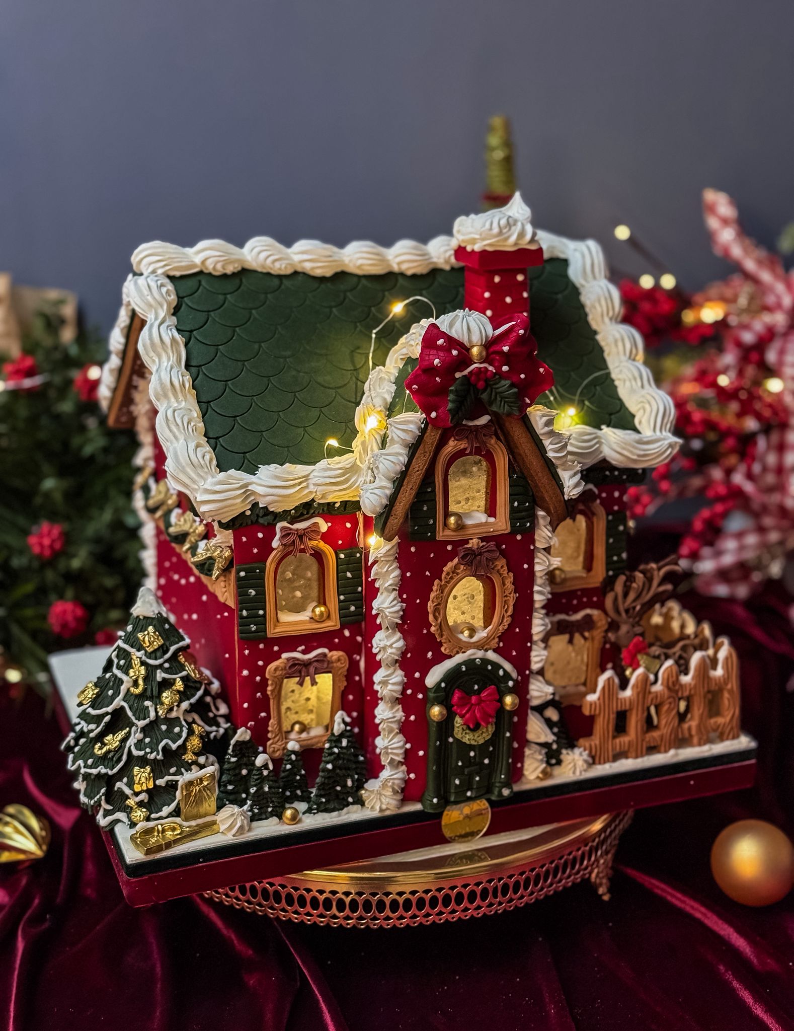 Kırmızı Kurabiye Ev Kar Efektli Büyük Boy Işıklı