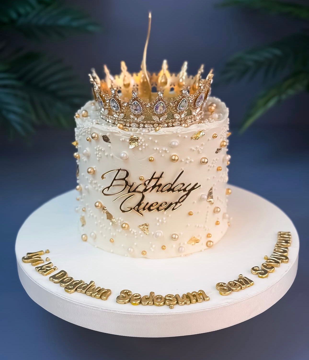Kraliçe Tacı Temalı Beyaz Buttercream Pasta