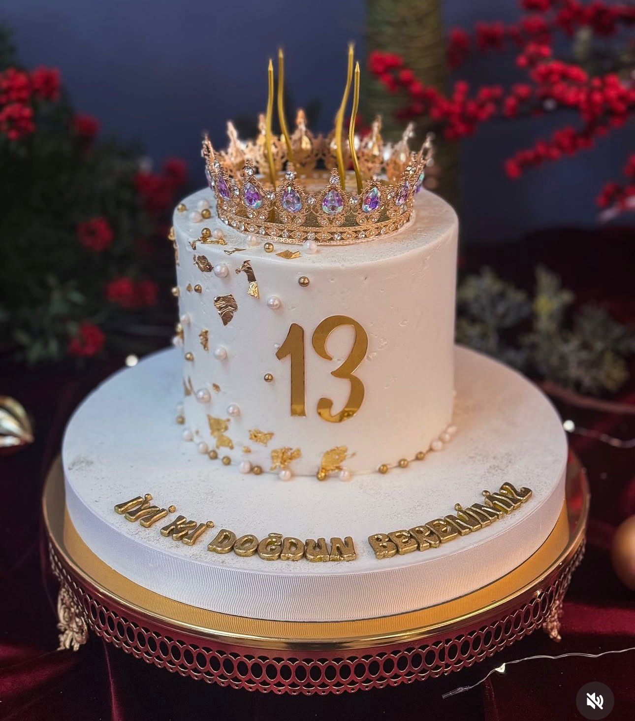 Yaş Temalı Gold Taçlı Genç Doğum Günü Pastası