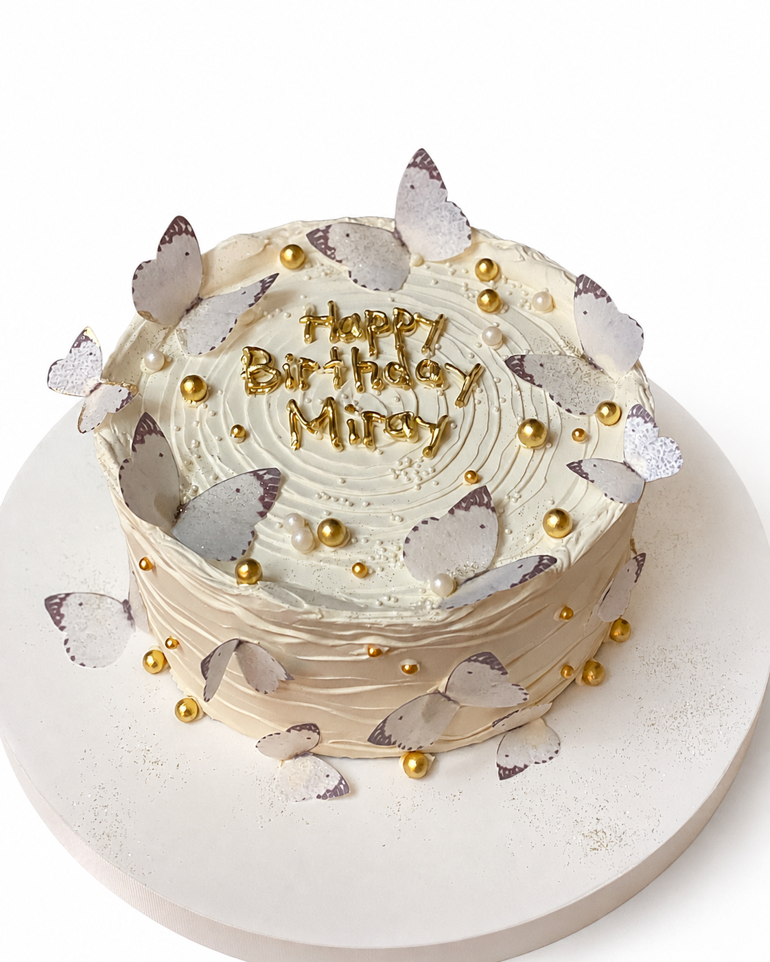 Beyaz arka planda beyaz altın kelebekli Happy Birthday mesajlı pasta