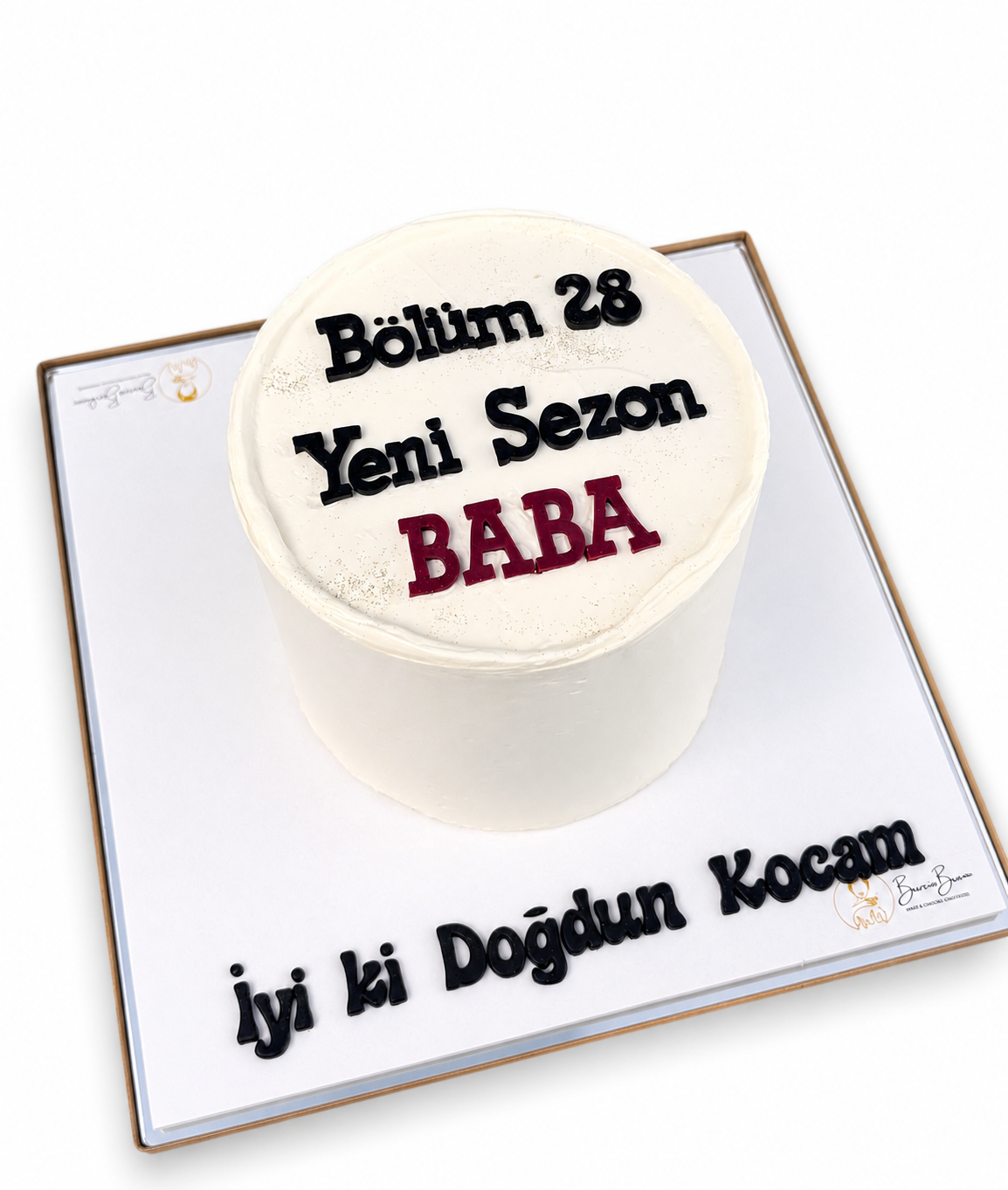 Beyaz arka planda Bölüm 28 Yeni Sezon Baba yazılı mesajlı pasta