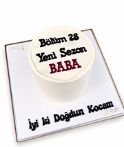 Beyaz arka planda Bölüm 28 Yeni Sezon Baba yazılı mesajlı pasta