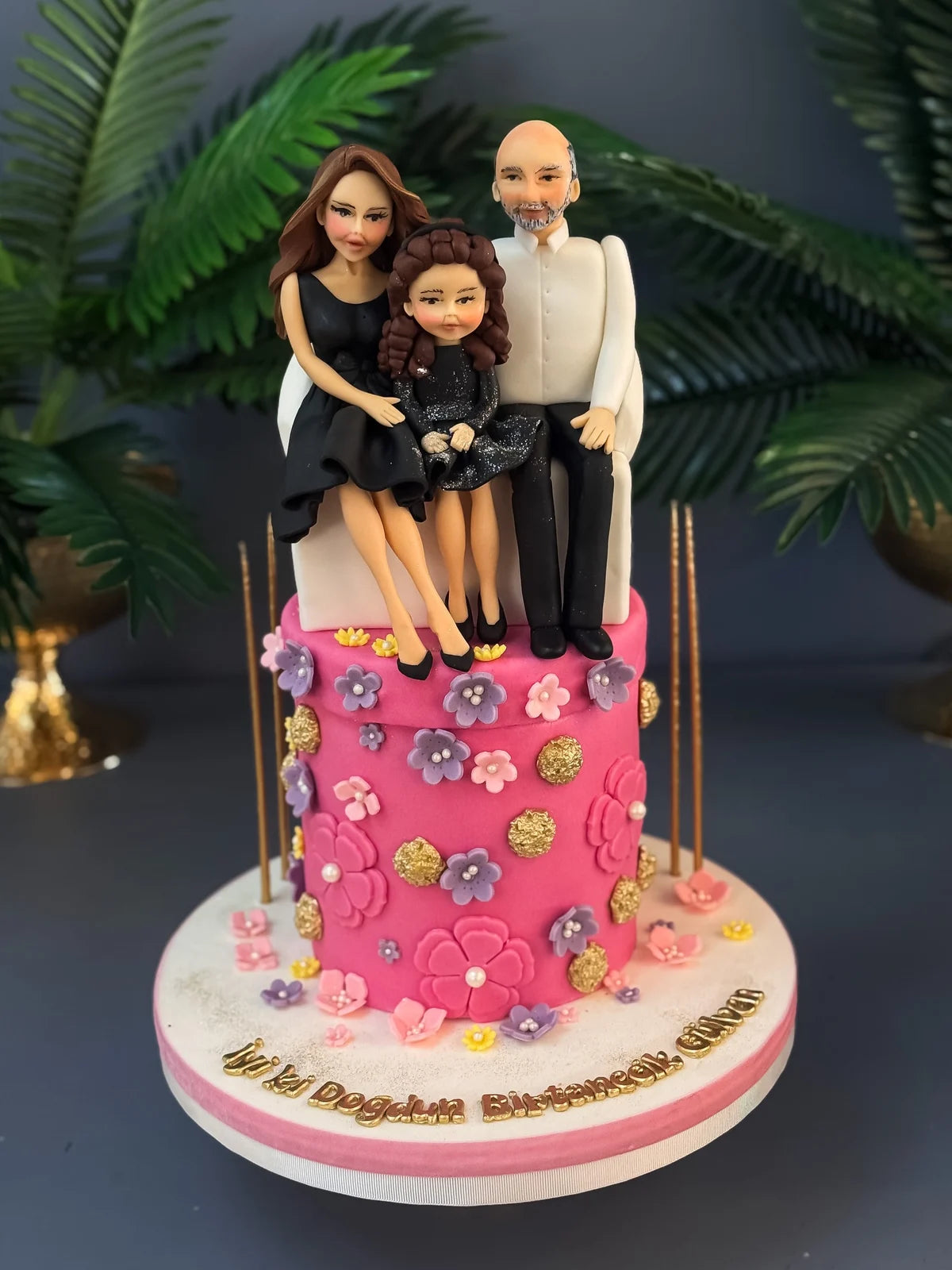Aile Figürlü Pembe Çiçekli Pasta
