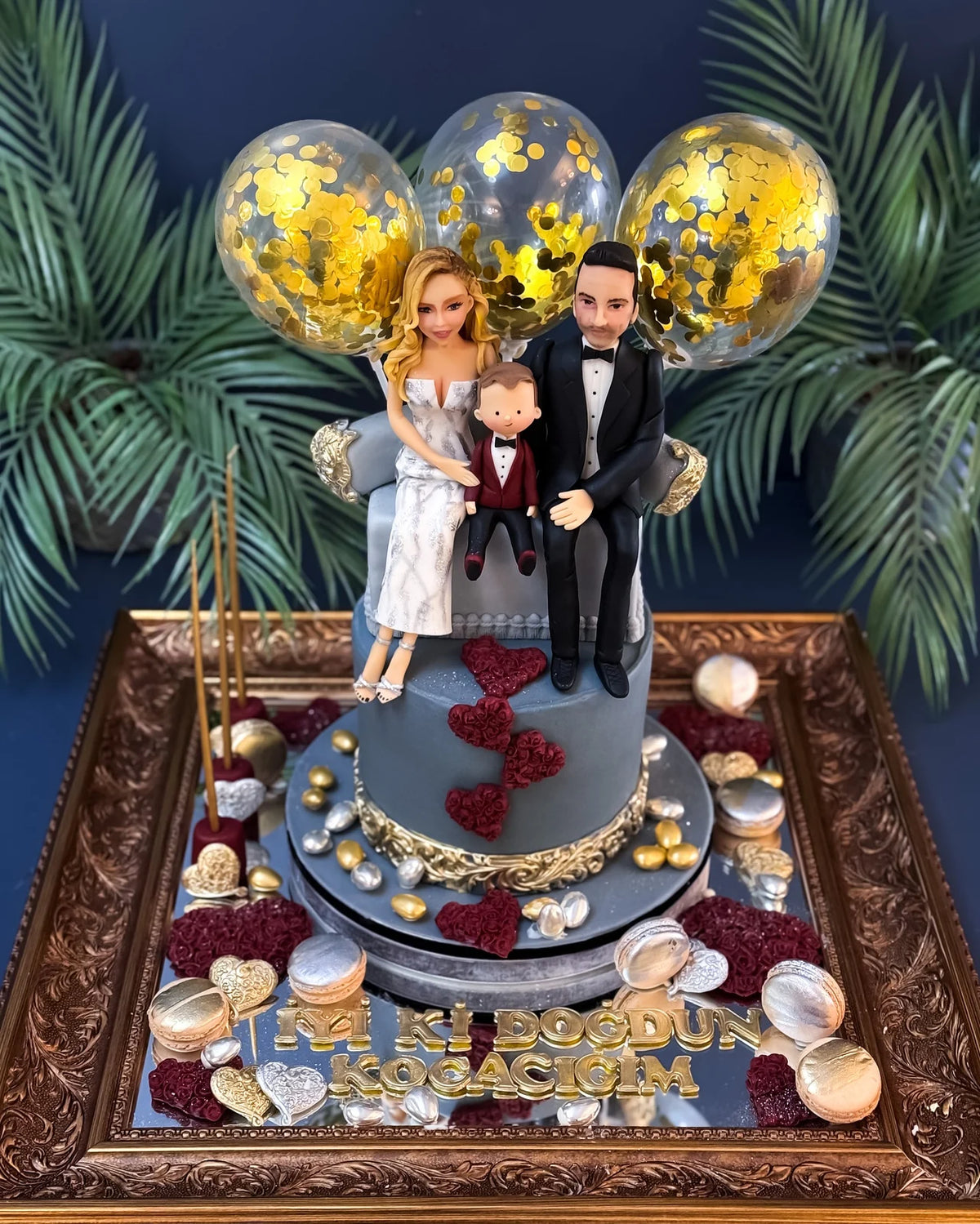 Aile Figürlü ve Altın Balonlu Kutlama Pastası