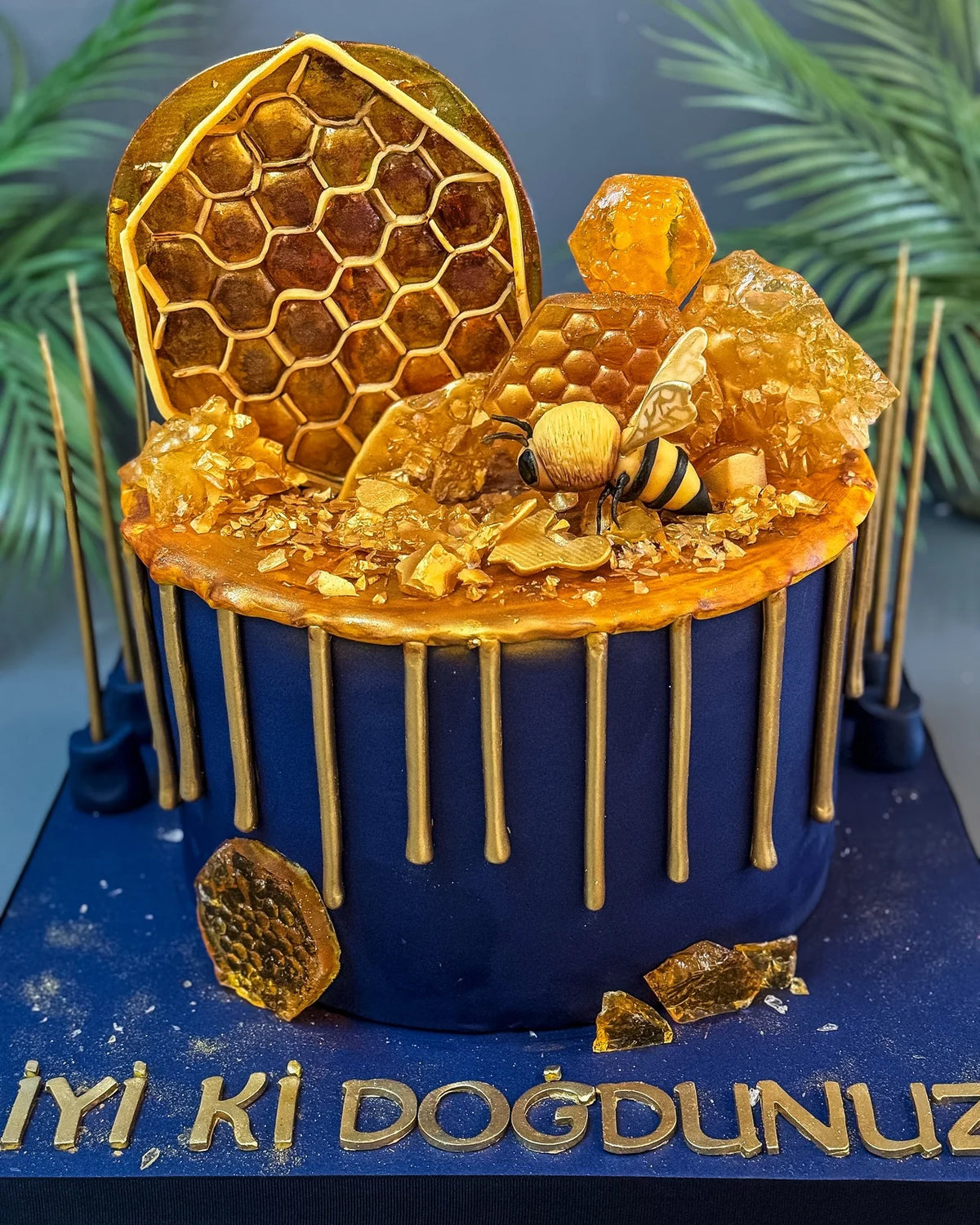 Altın Bal Peteği ve Lacivert Akıtmalı Pasta