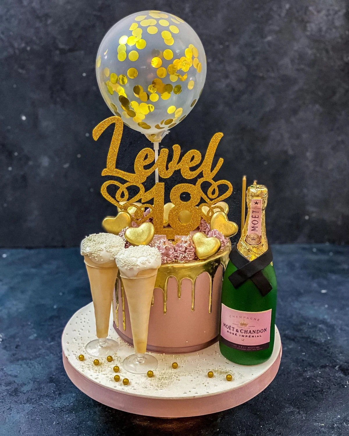 Altın Balonlu Level 18 Pastası