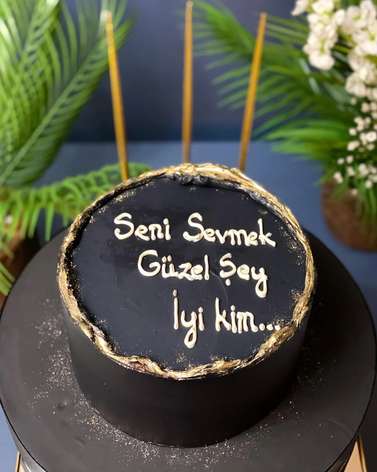 Altın Çerçeveli Siyah Romantik Pasta