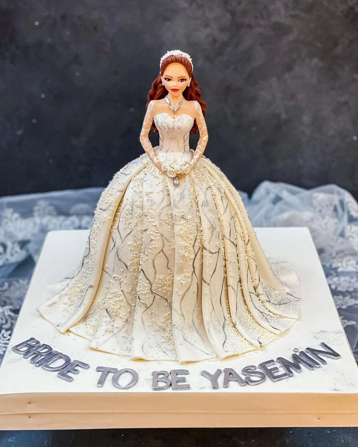 Altın Desenli Gelinlik Şeklinde Pasta