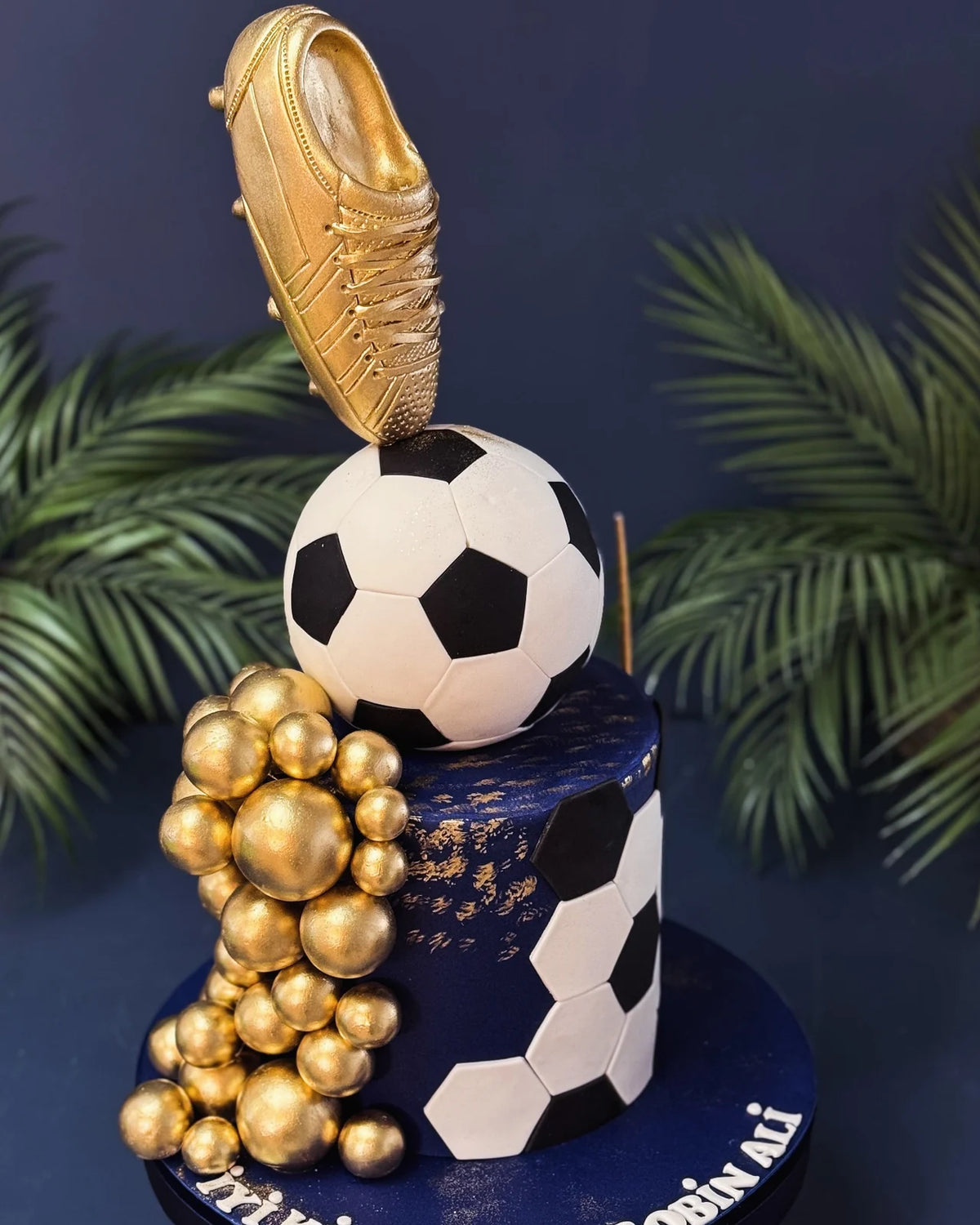Altın Krampon ve Mavi Akıtmalı Futbol Pastası