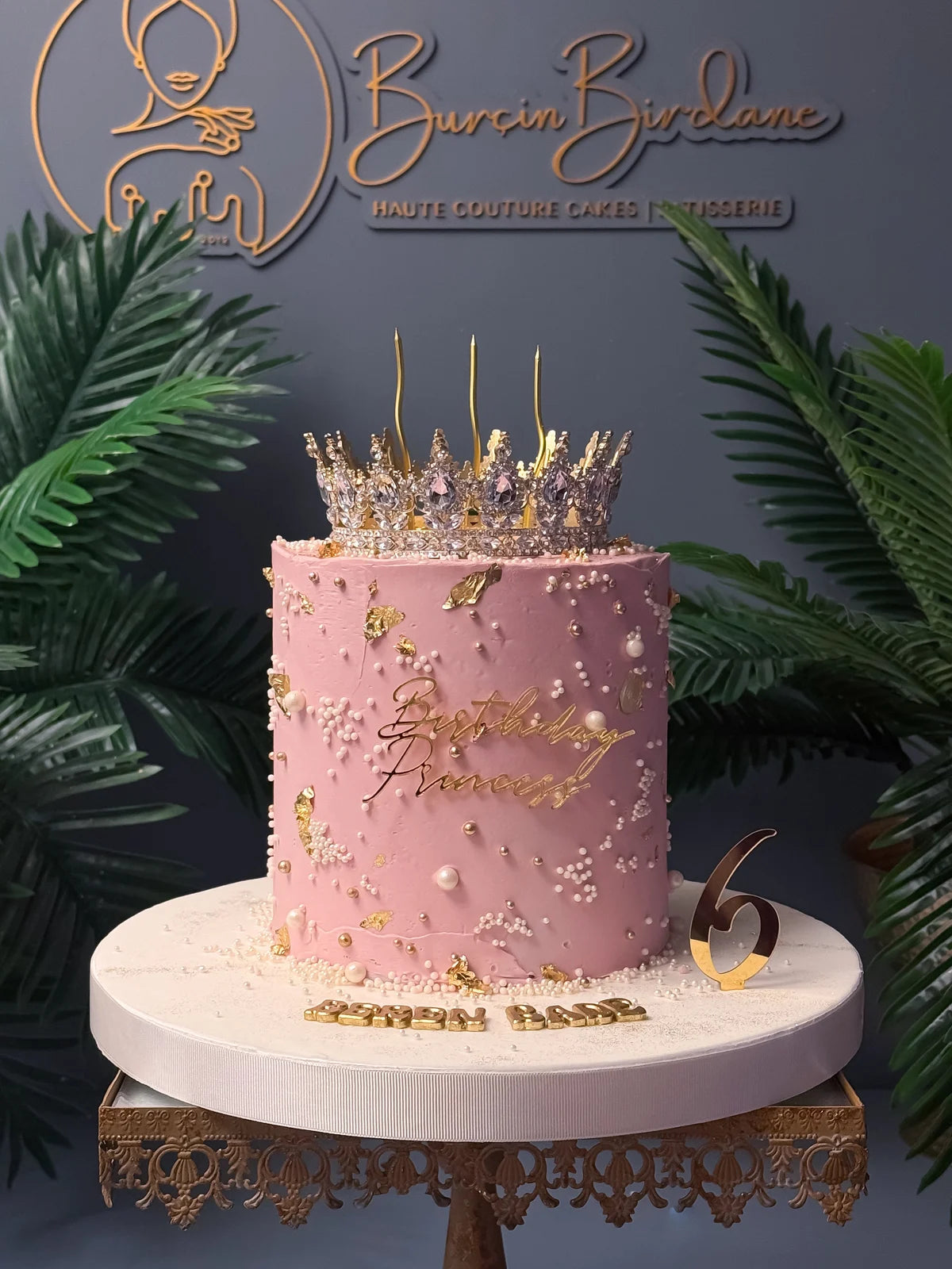 Altın Taçlı Pembe İnci Detaylı Pasta