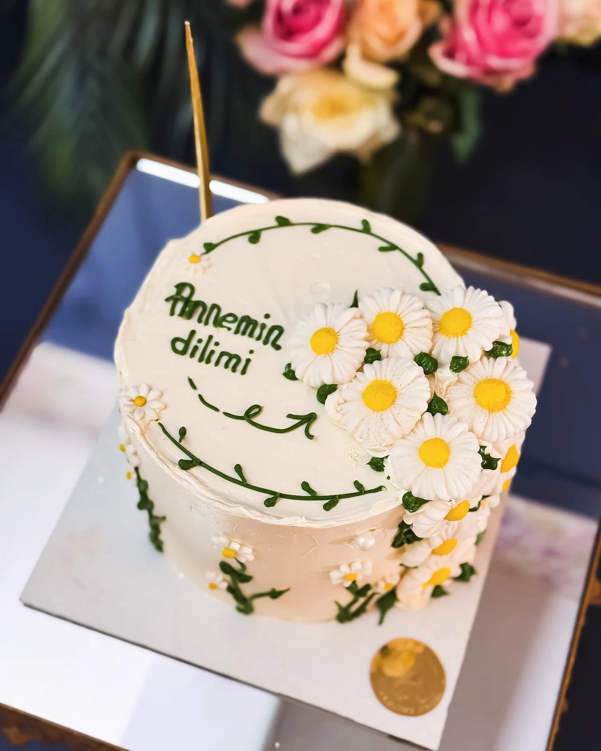 Annemin Dilimi Yazılı Papatyalı Pasta