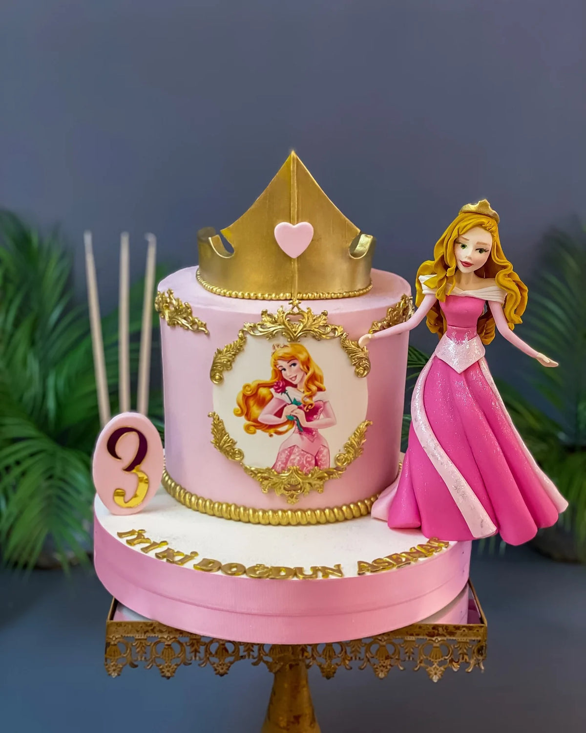 Aurora ve Altın Taçlı Pembe Pasta
