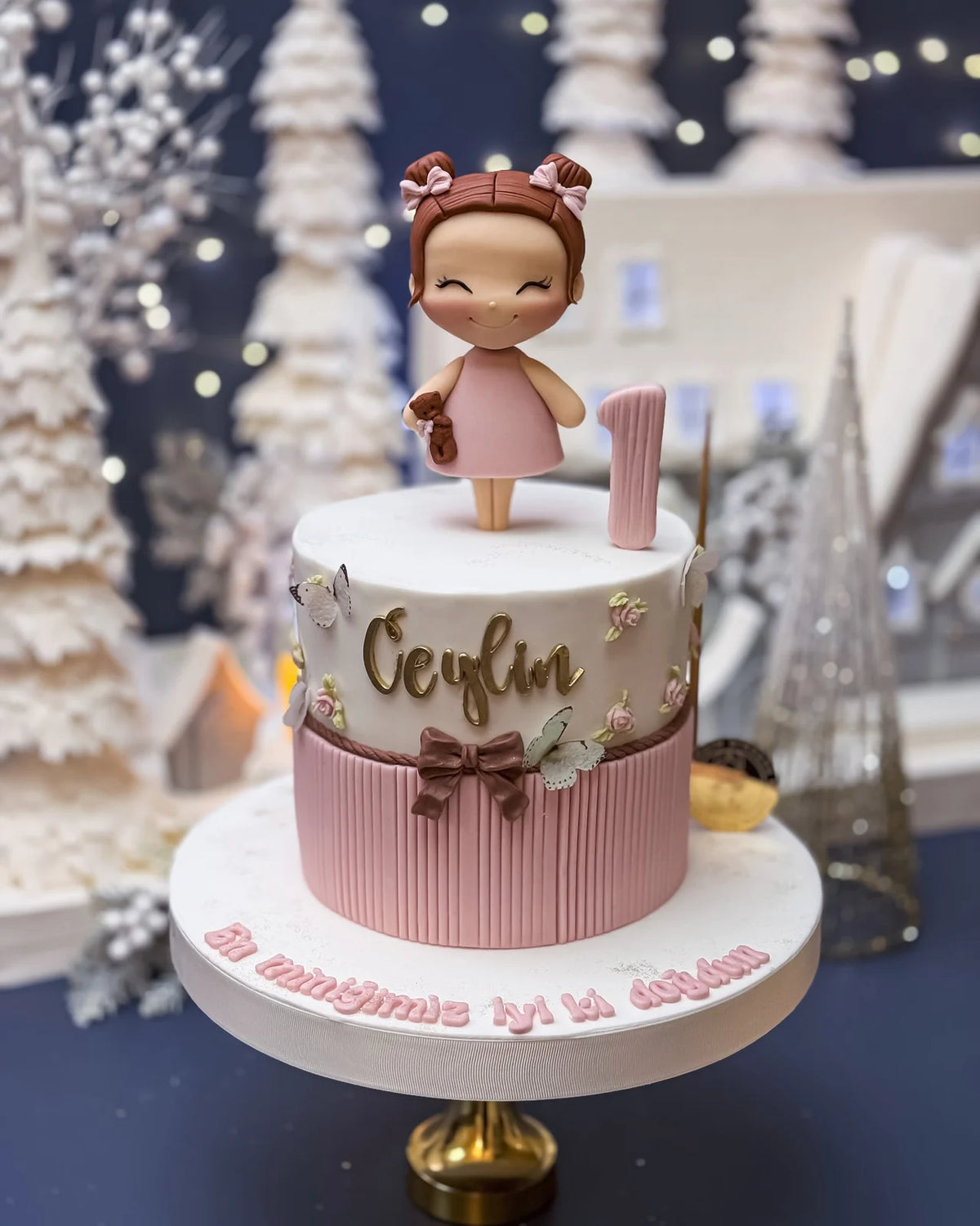 Ayıcık Kostümlü Kız Figürlü Pembe Pasta