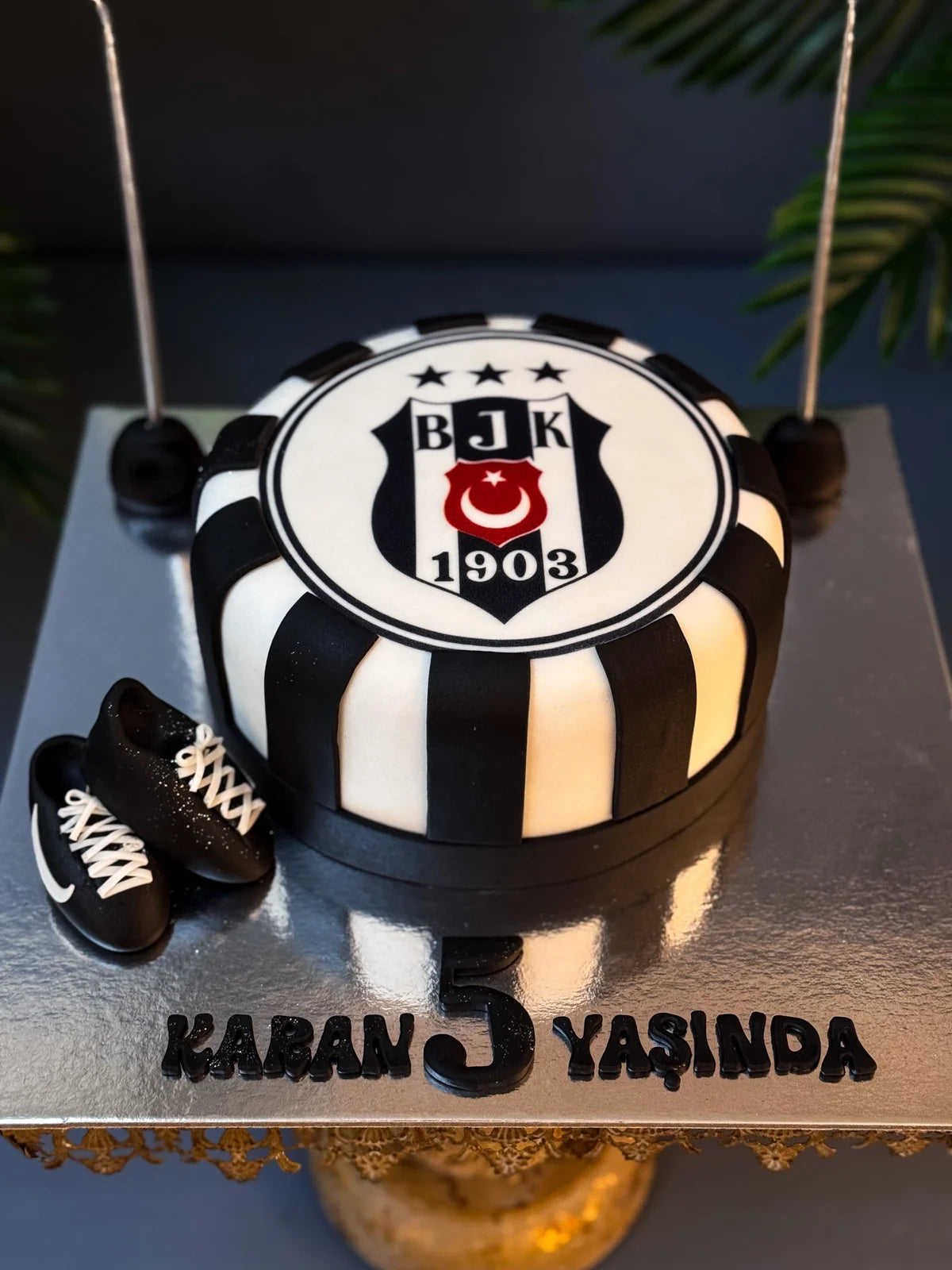 Beşiktaş Armalı Siyah Beyaz Yuvarlak Pasta