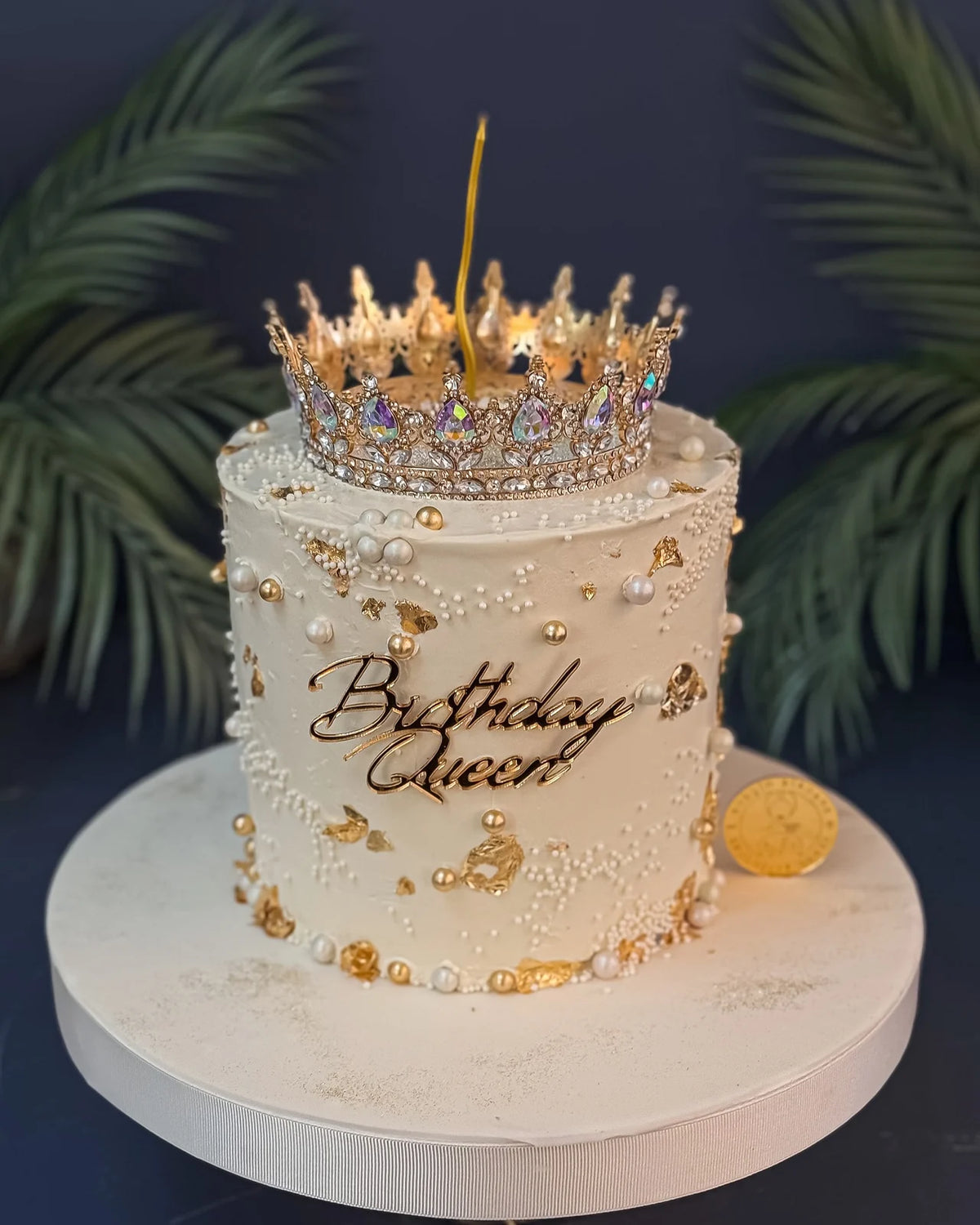 Beyaz Altın İnci Detaylı Birthday Queen Pastası