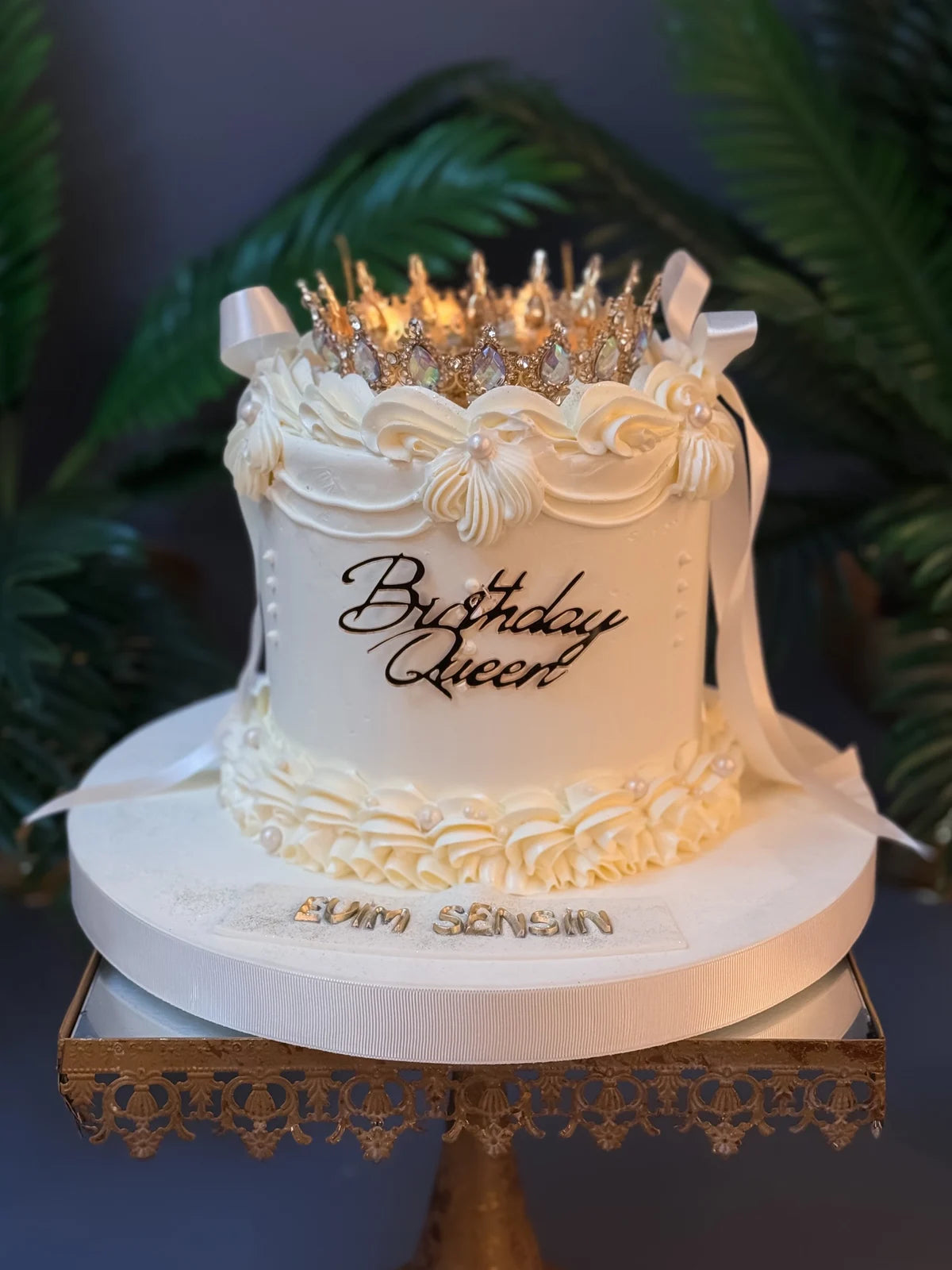 Beyaz Fiyonklu Taçlı Birthday Queen Pastası