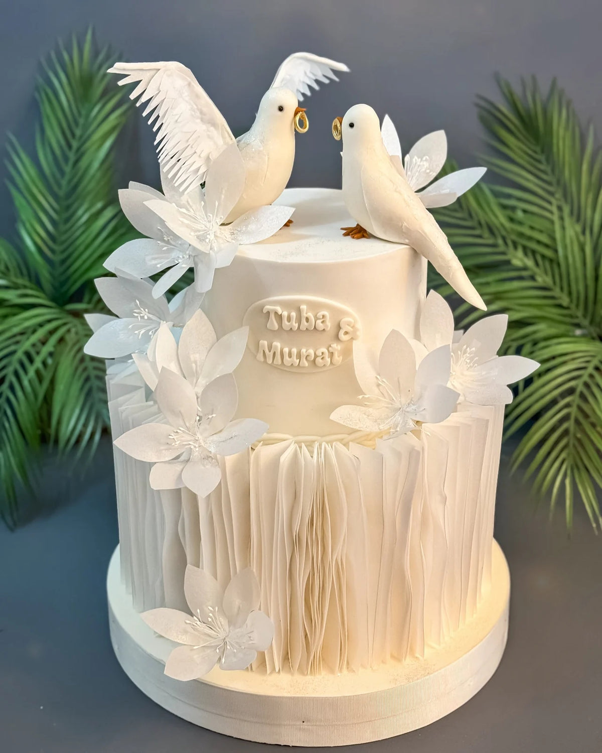 Beyaz Güvercinli İki Katlı Bride to Be Pastası