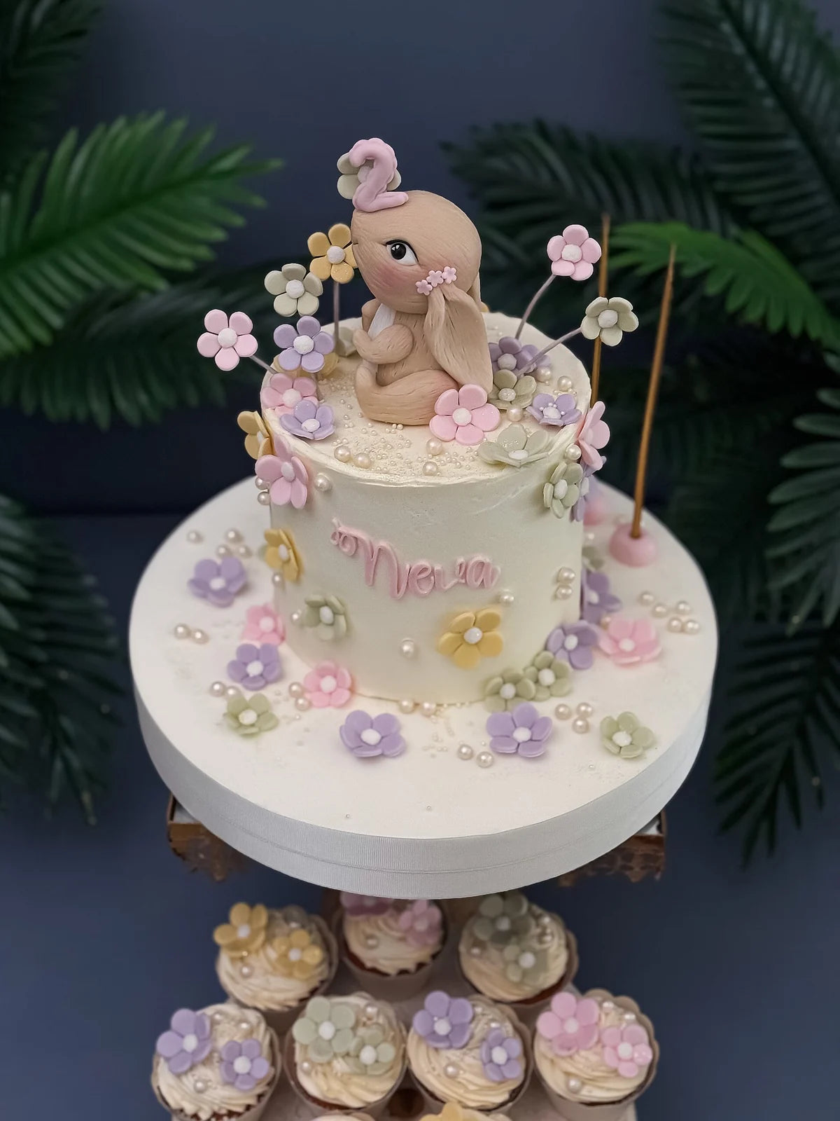 Çiçekli Fil Figürlü Pasta ve Cupcake Seti