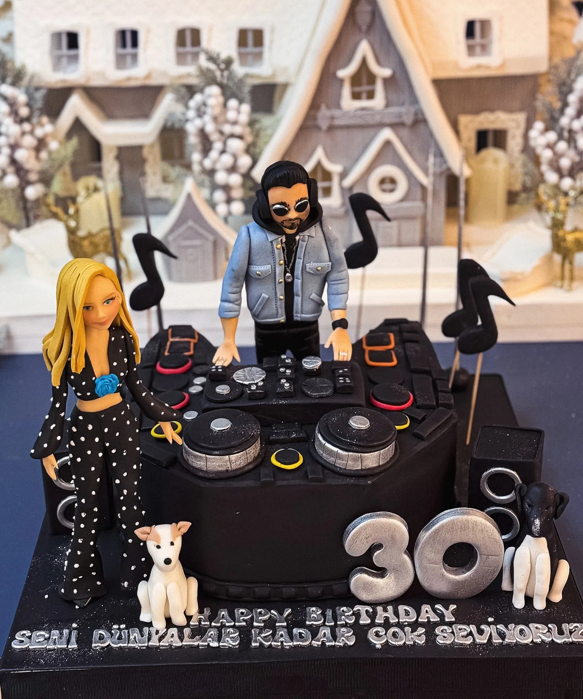 DJ Mikseri ve Müzik Figürlü Pasta