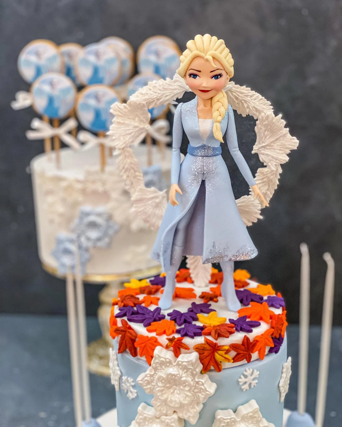 Elsa Figürlü Kırmızı Yıldızlı Pasta