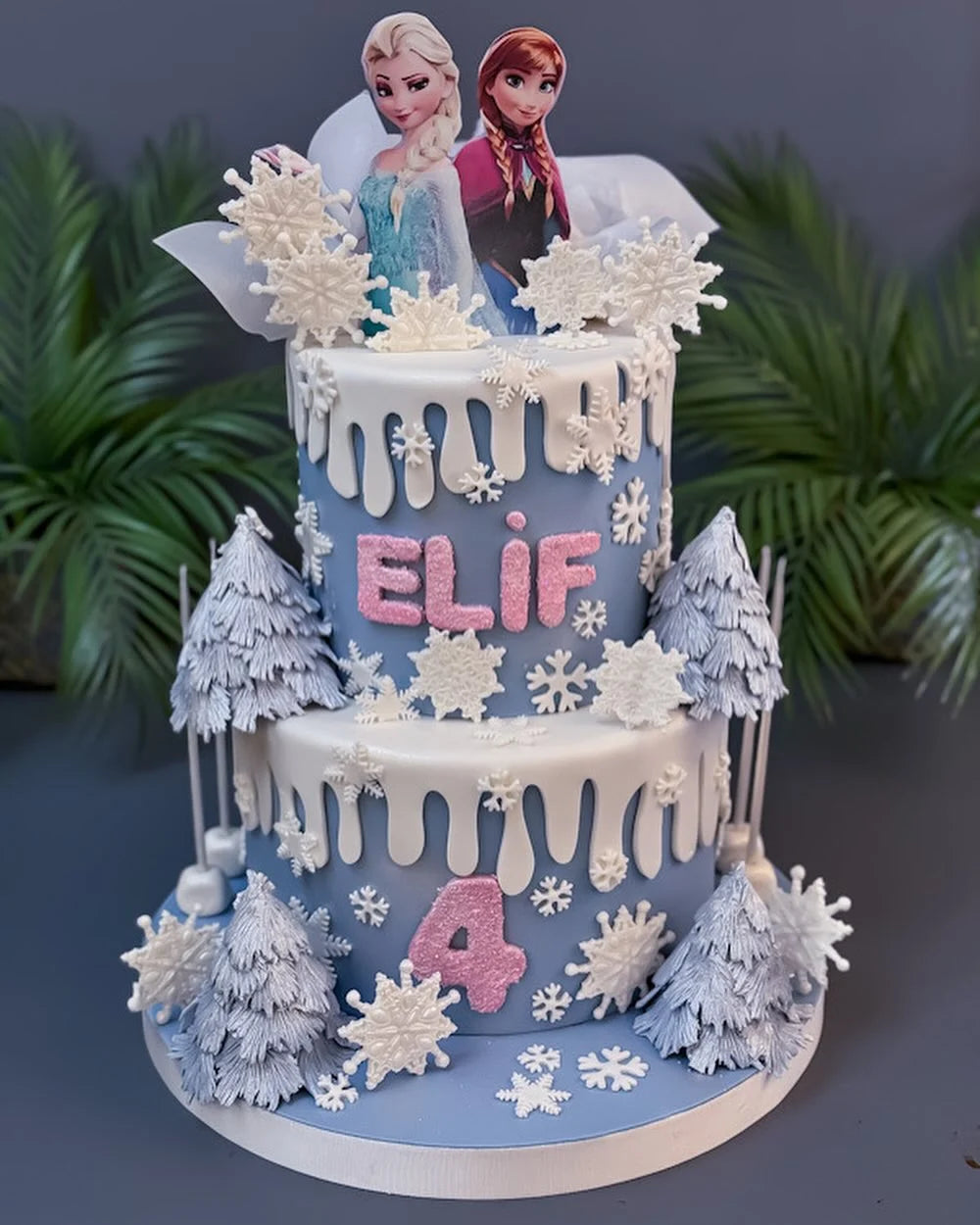 Elsa ve Anna Figürlü Mavi İki Katlı Pasta