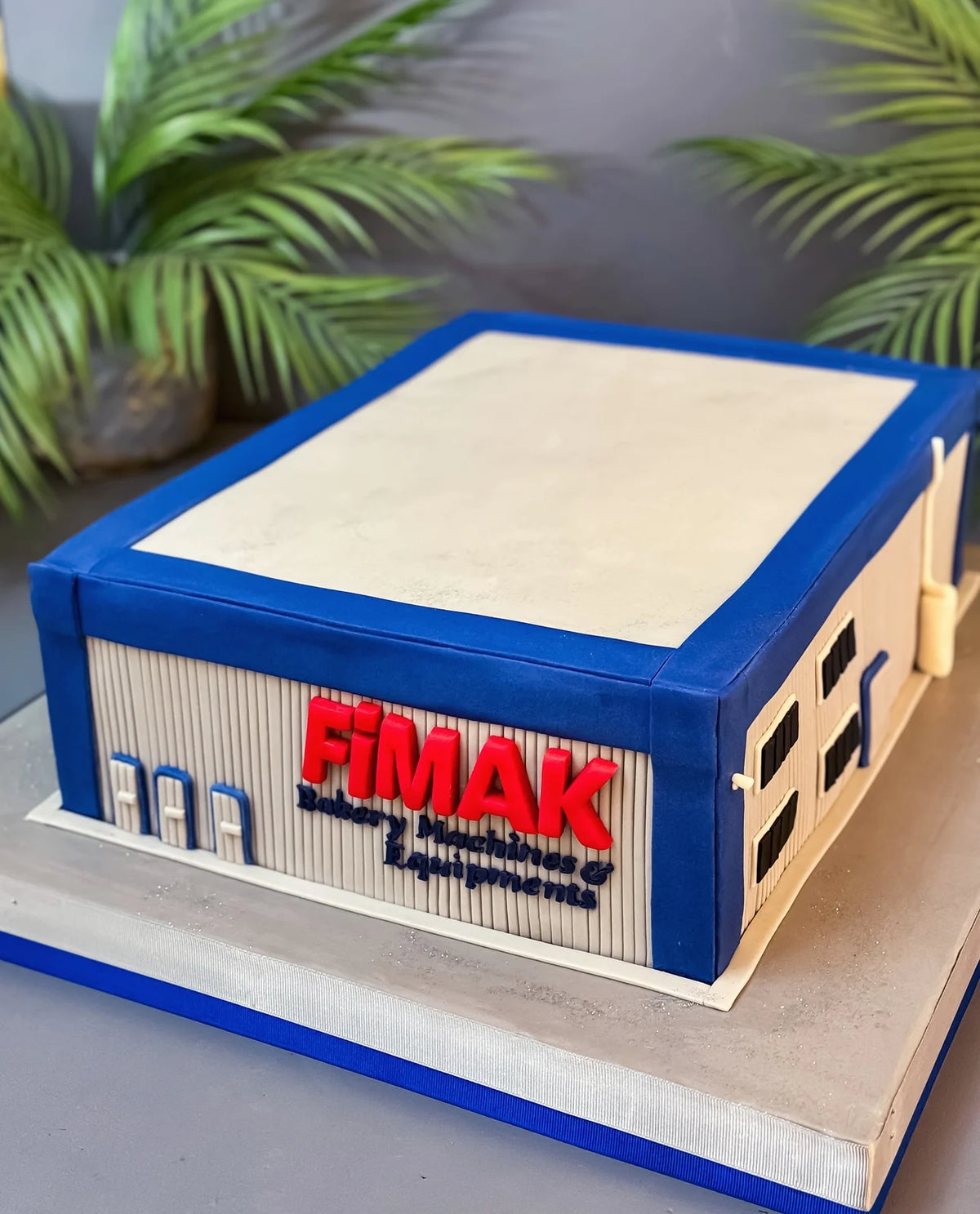 Fabrika Binası Şeklinde Kurumsal Pasta