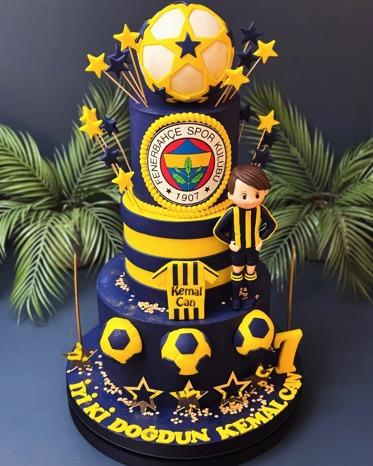 Fenerbahçe Armalı Çocuk Figürlü İki Katlı Pasta