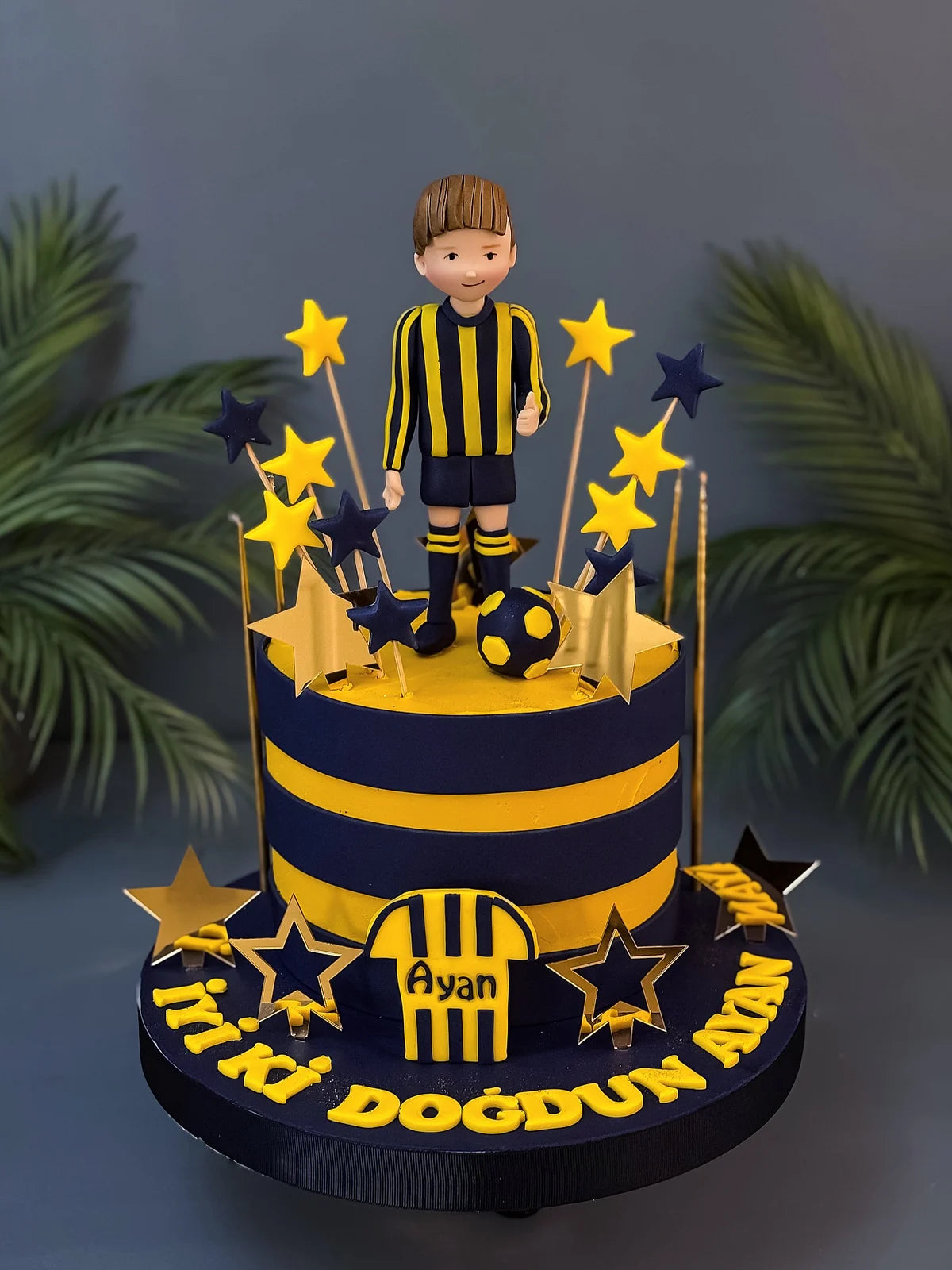 Fenerbahçe Formalı Çocuk ve Yıldızlı Pasta