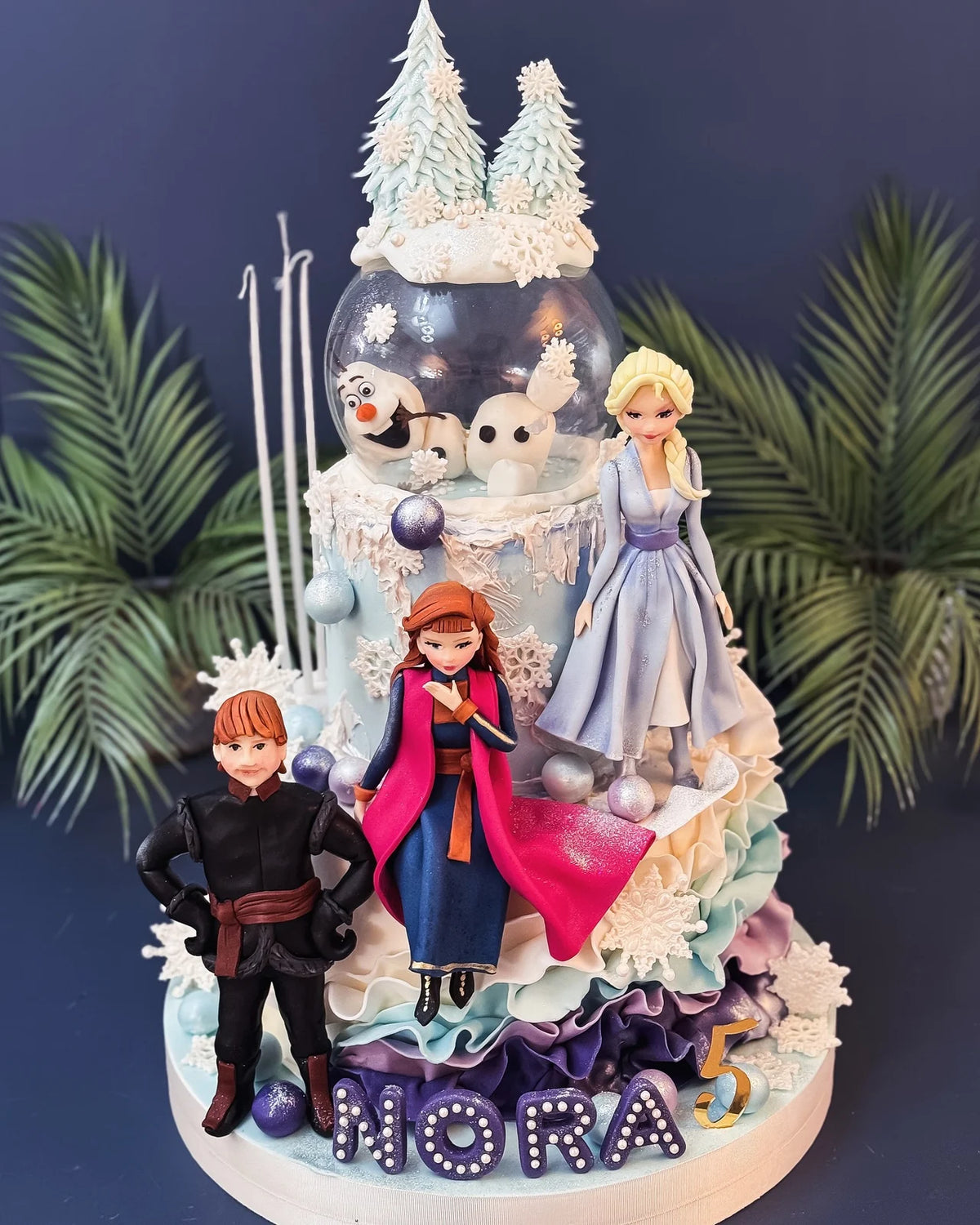 Frozen Karakterleri ve Karlı Şato Pastası