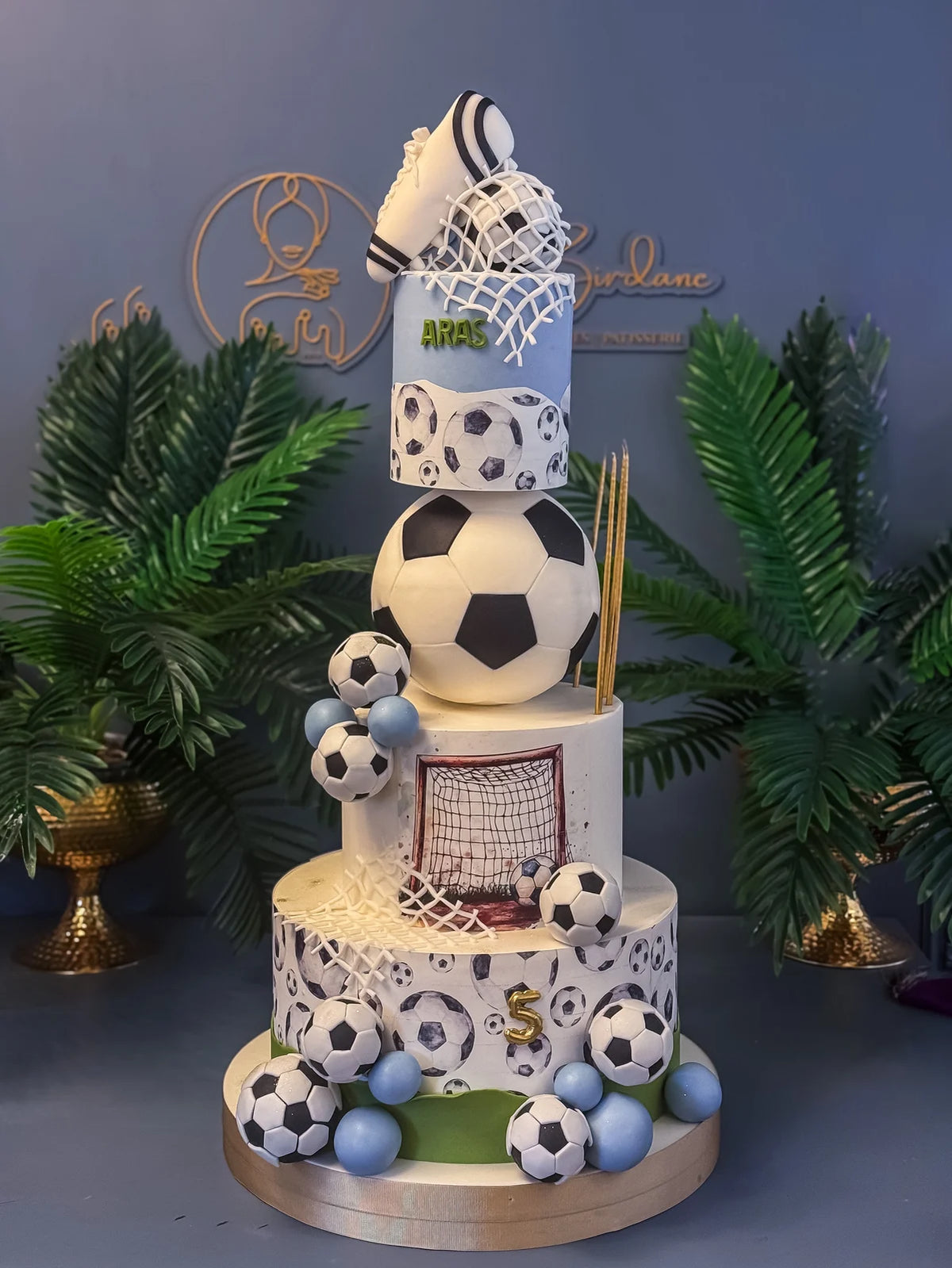 Futbol Topları ve Üç Katlı Kale Pastası