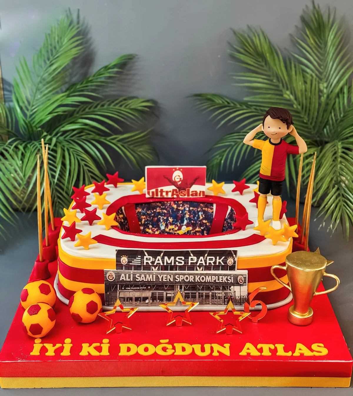 Futbolcu Figürlü Galatasaray Stadyumu Pastası