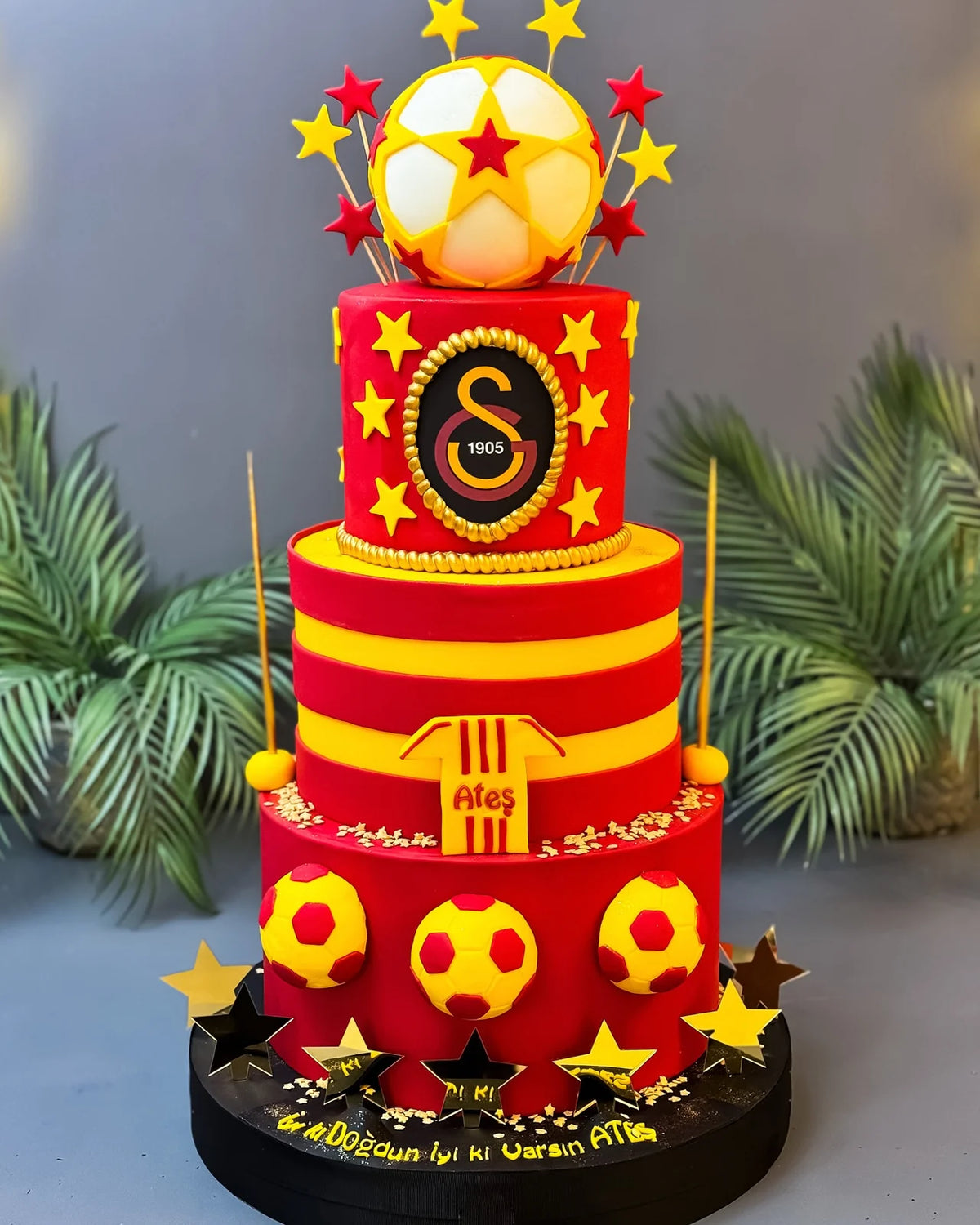 Galatasaray Formalı Üç Katlı Taraftar Pastası