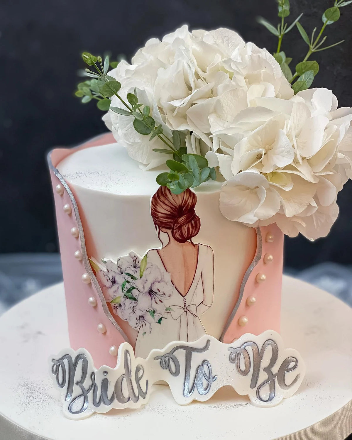 Gelin Çizimli Beyaz Çiçekli Bride to Be Pastası