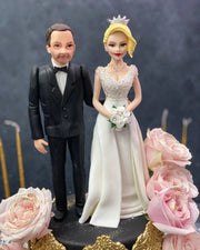 Gelin ve Damat Figürlü Çiçekli Pasta